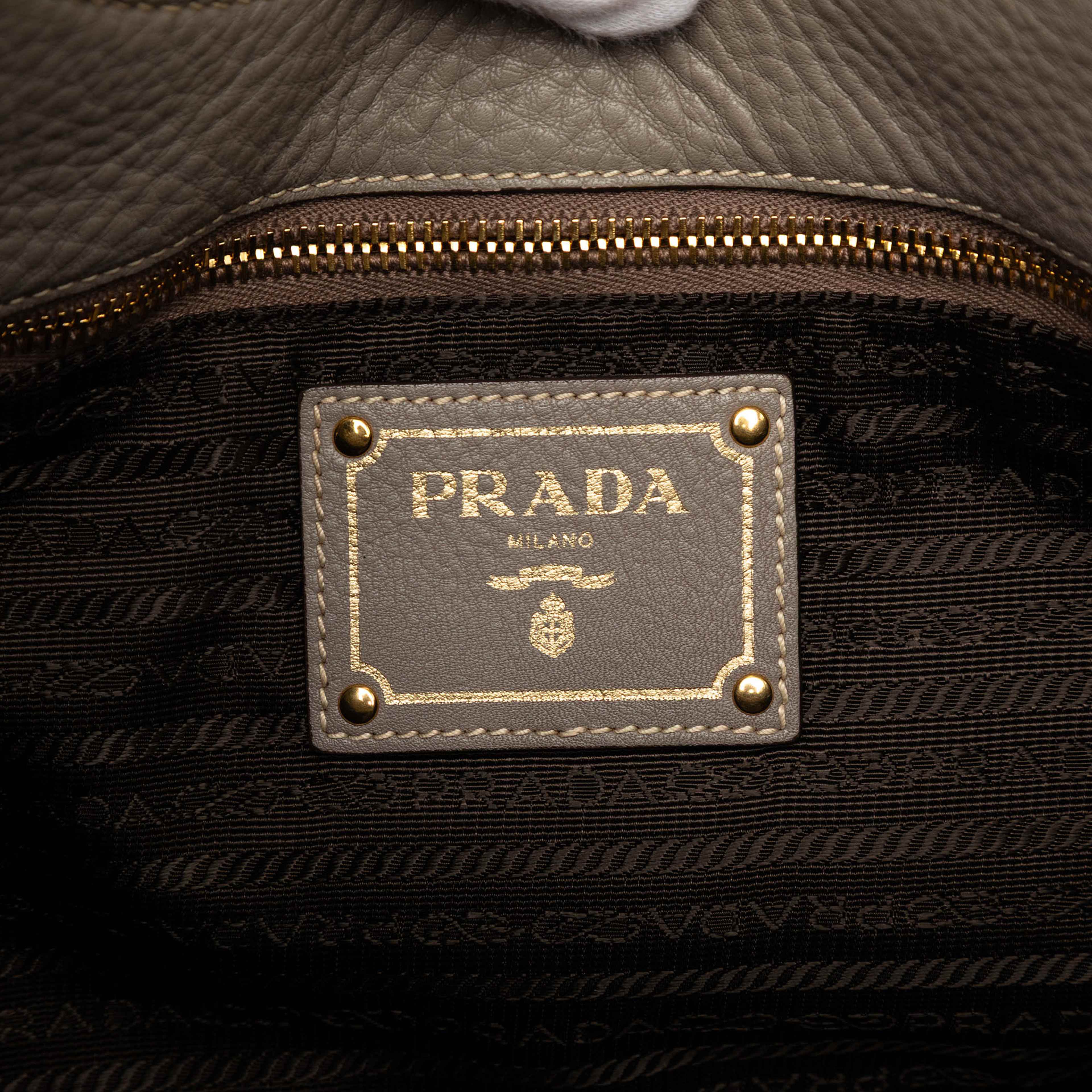 Prada Vitello Daino Shoulder Bag, från Luxclusif, i färgen dark gray. Klicka för att öppna bilden i stort format