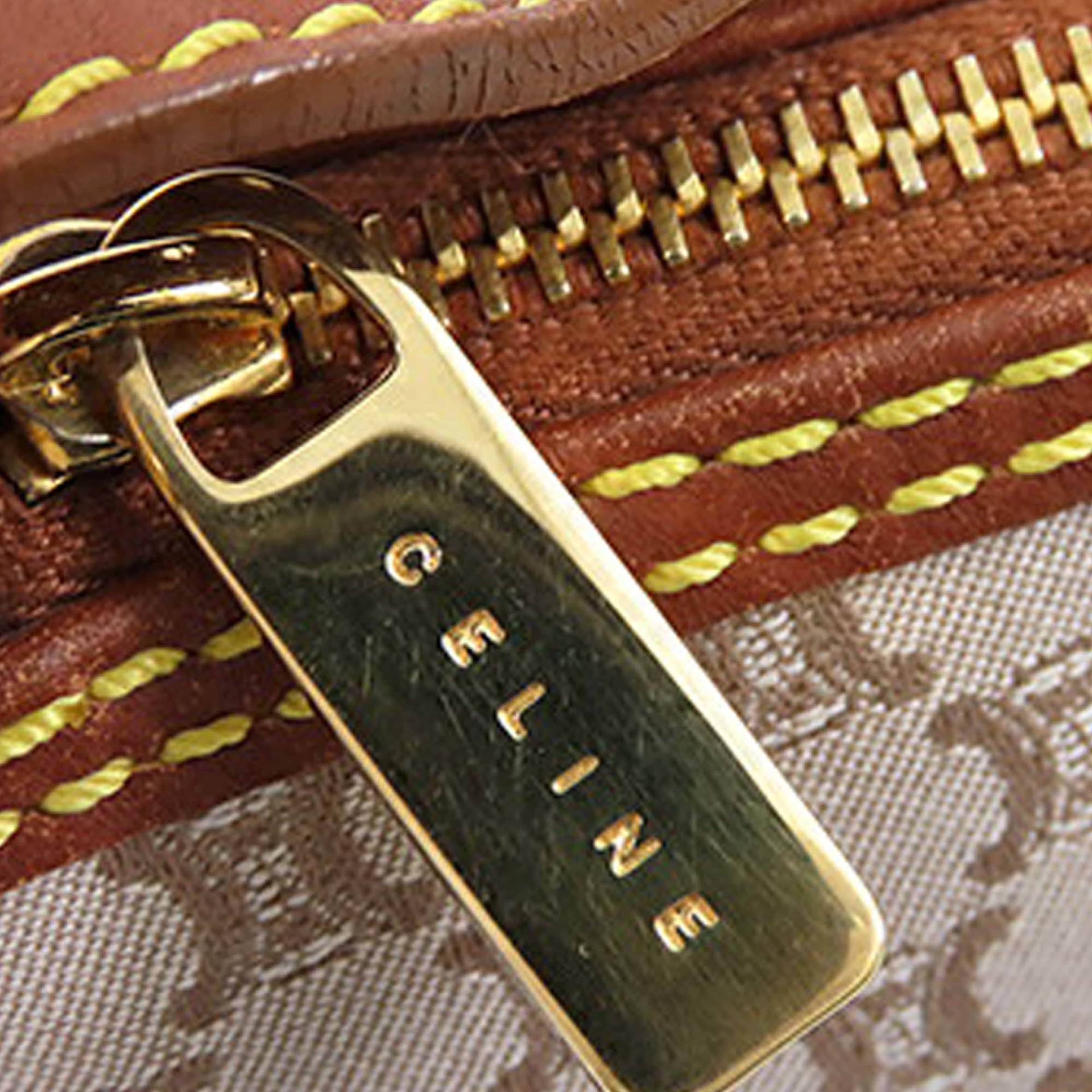 Celine Macadam Canvas Shoulder Bag, från Luxclusif, i färgen beige. Klicka för att öppna bilden i stort format