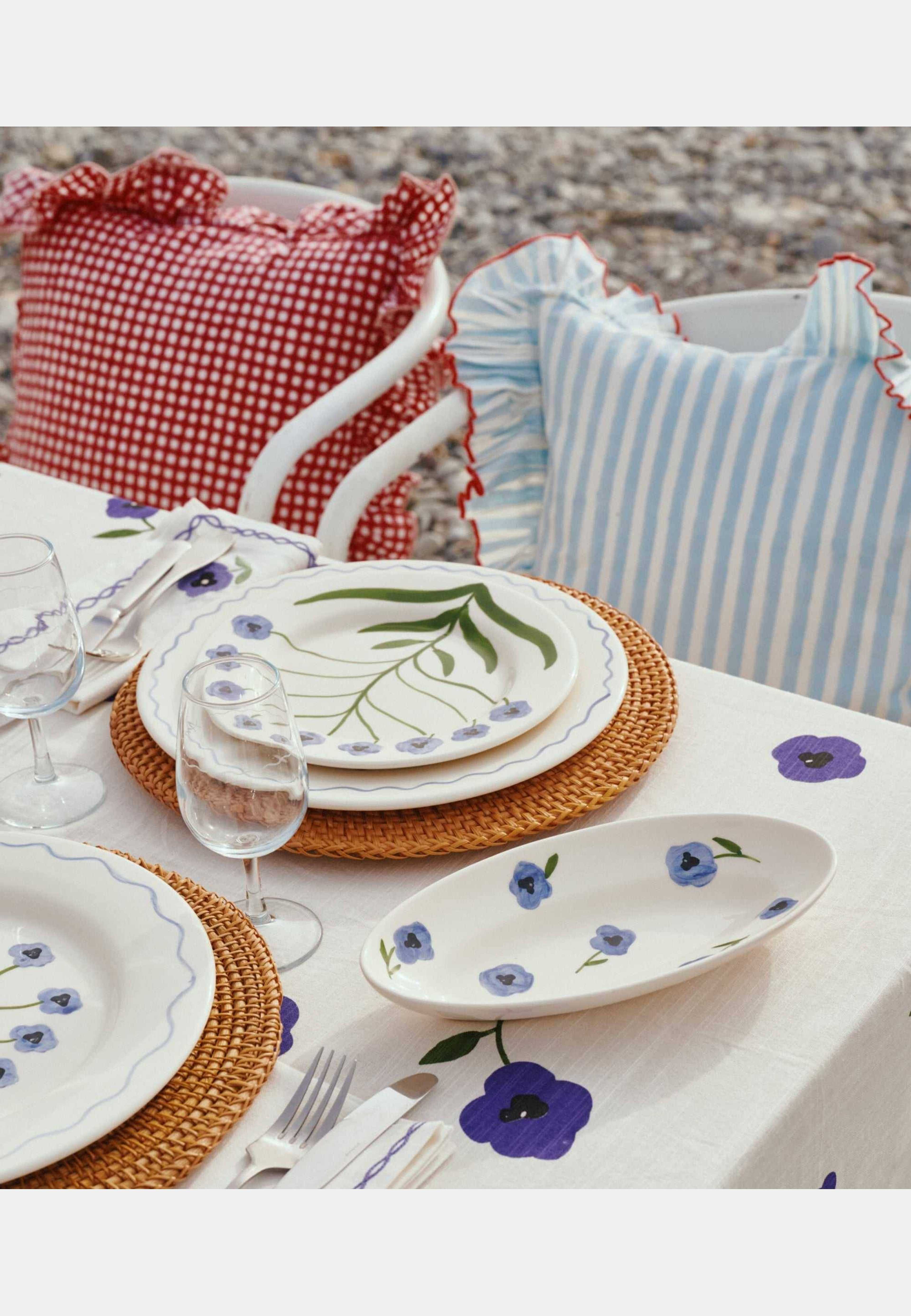 Madelen Möllard Pansy Litet Serveringsfat - 25.5x13 Cm, från Pick A Poppy, i färgen blue. Klicka för att öppna bilden i stort format