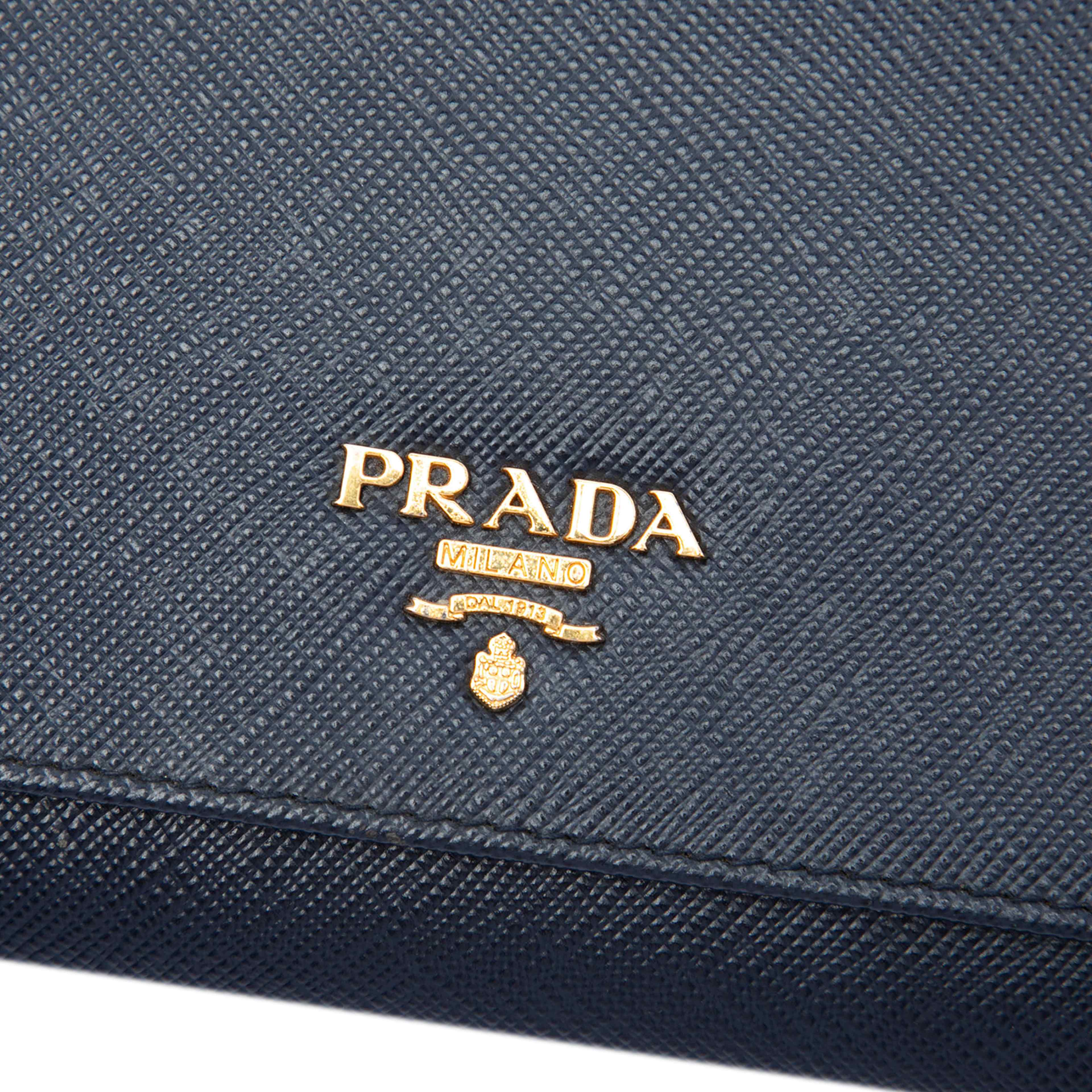 Prada Saffiano Lux Wallet On Chain, från Luxclusif, i färgen blå. Klicka för att öppna bilden i stort format