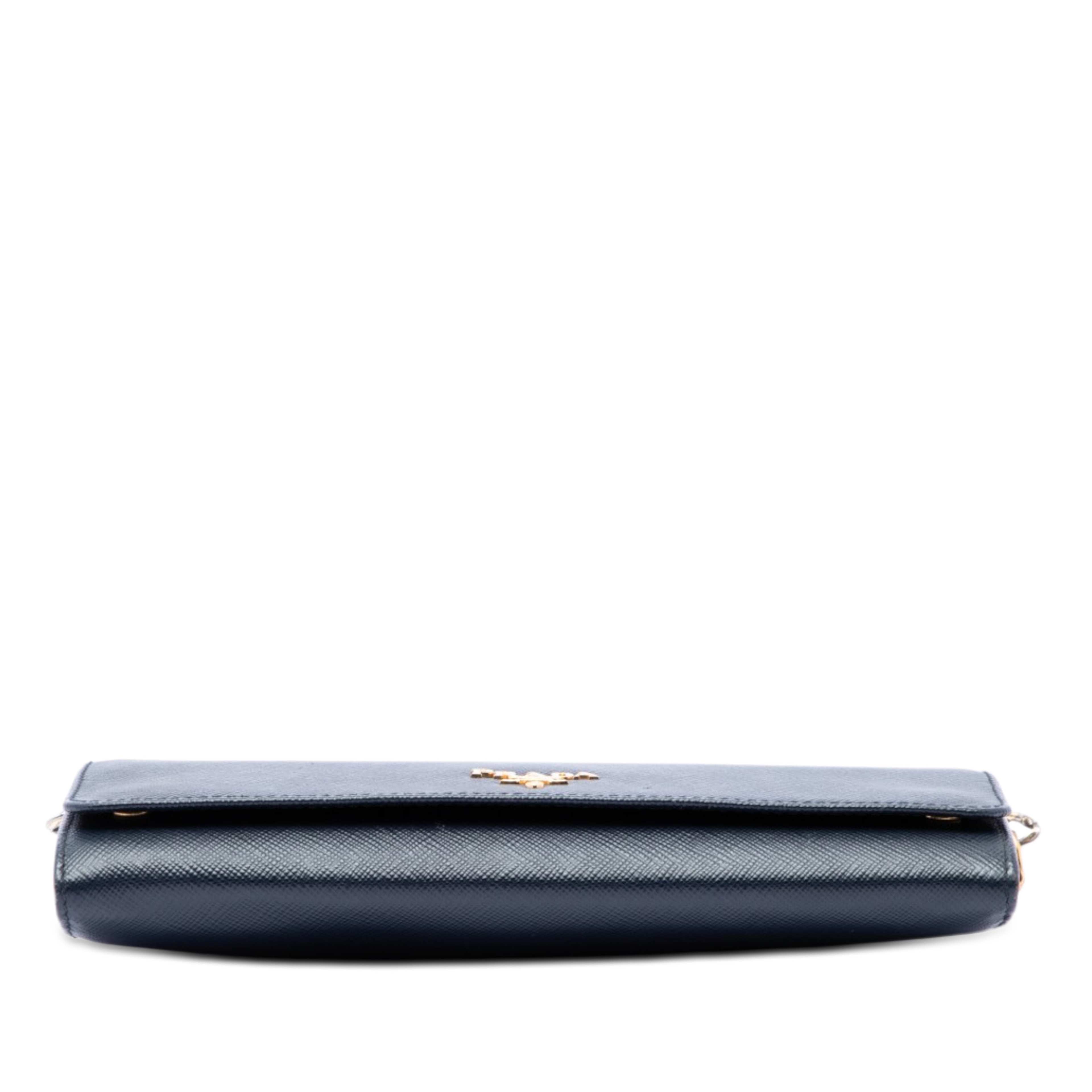 Prada Saffiano Lux Wallet On Chain, från Luxclusif, i färgen blå. Klicka för att öppna bilden i stort format