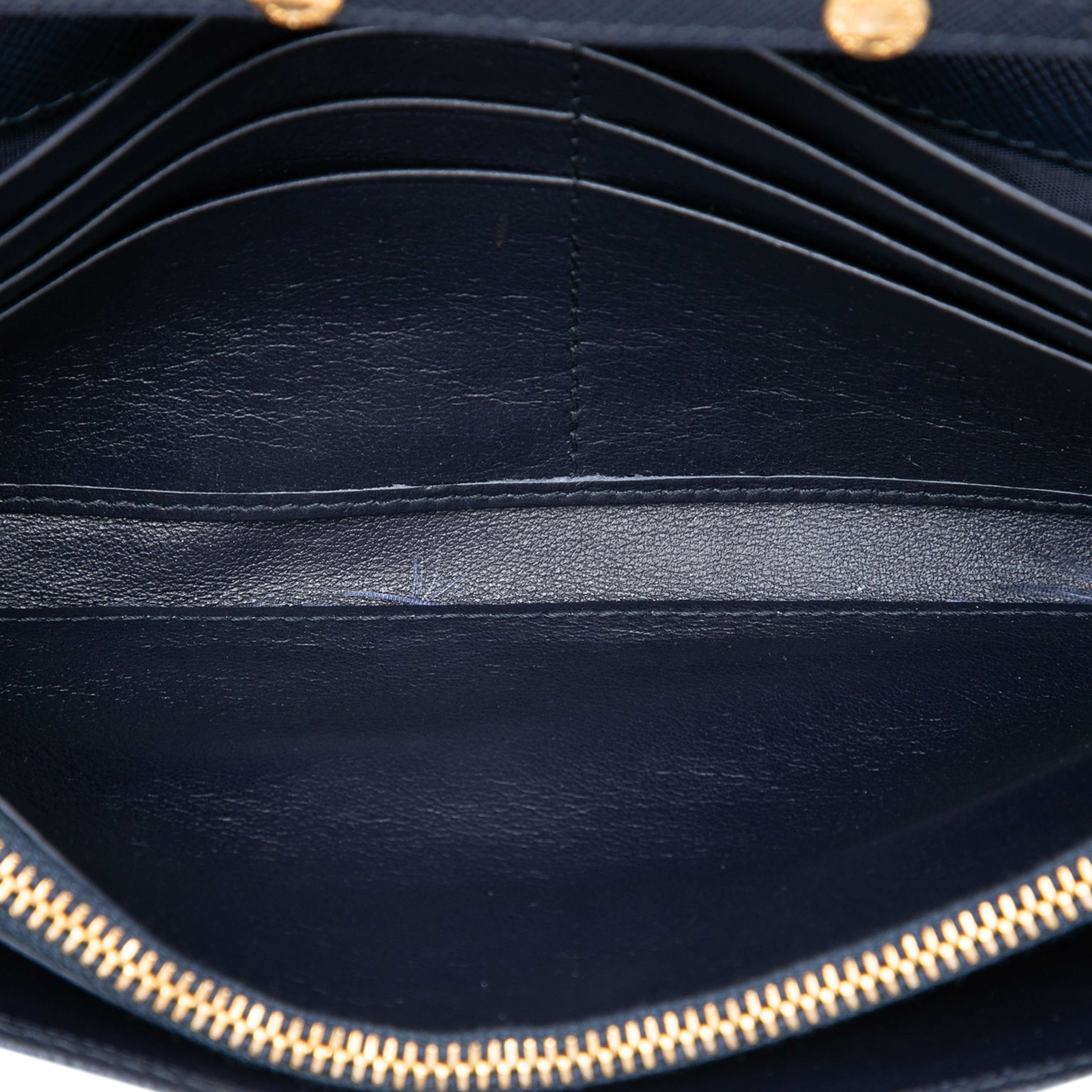 Prada Saffiano Lux Wallet On Chain, från Luxclusif, i färgen blå. Klicka för att öppna bilden i stort format