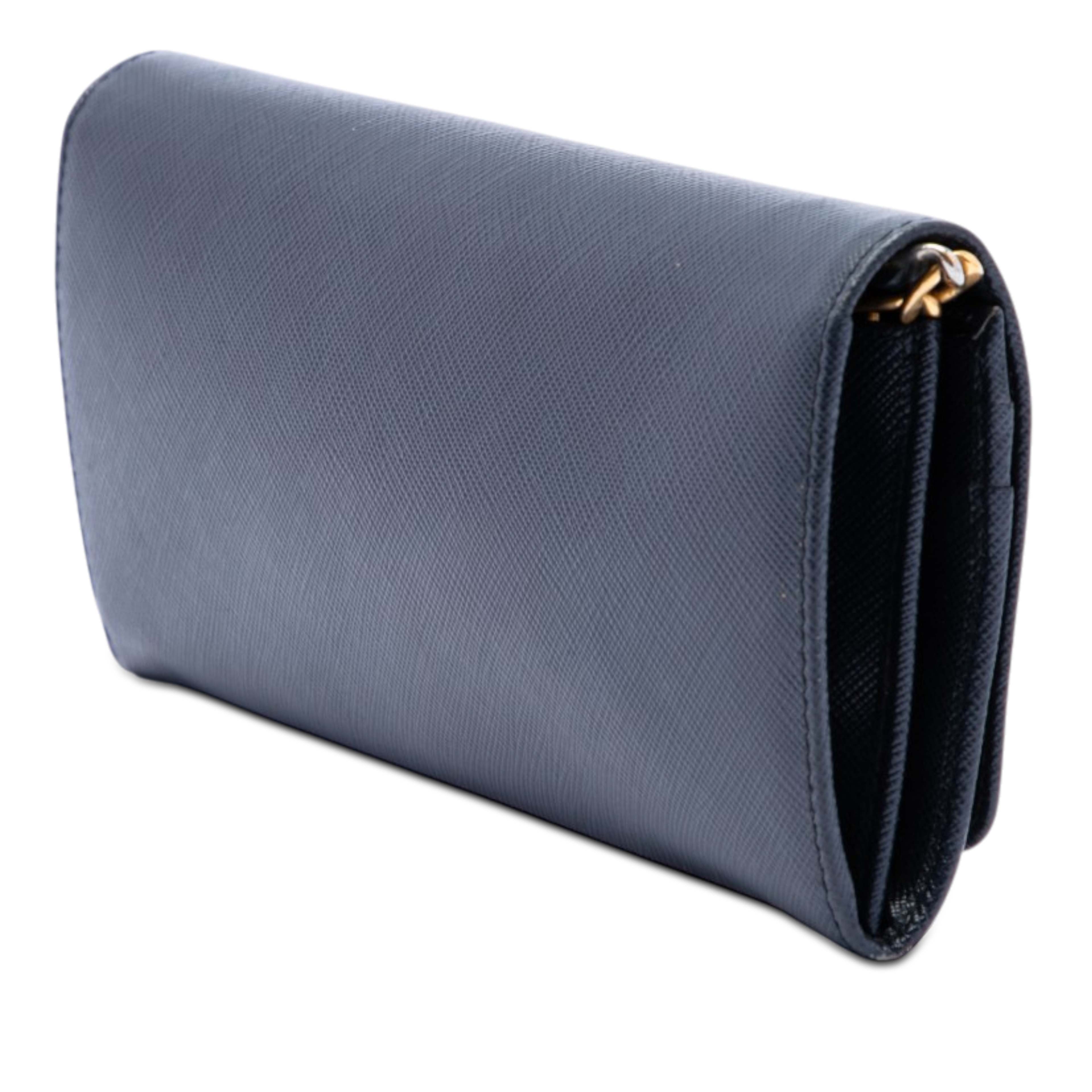 Prada Saffiano Lux Wallet On Chain, från Luxclusif, i färgen blå. Klicka för att öppna bilden i stort format