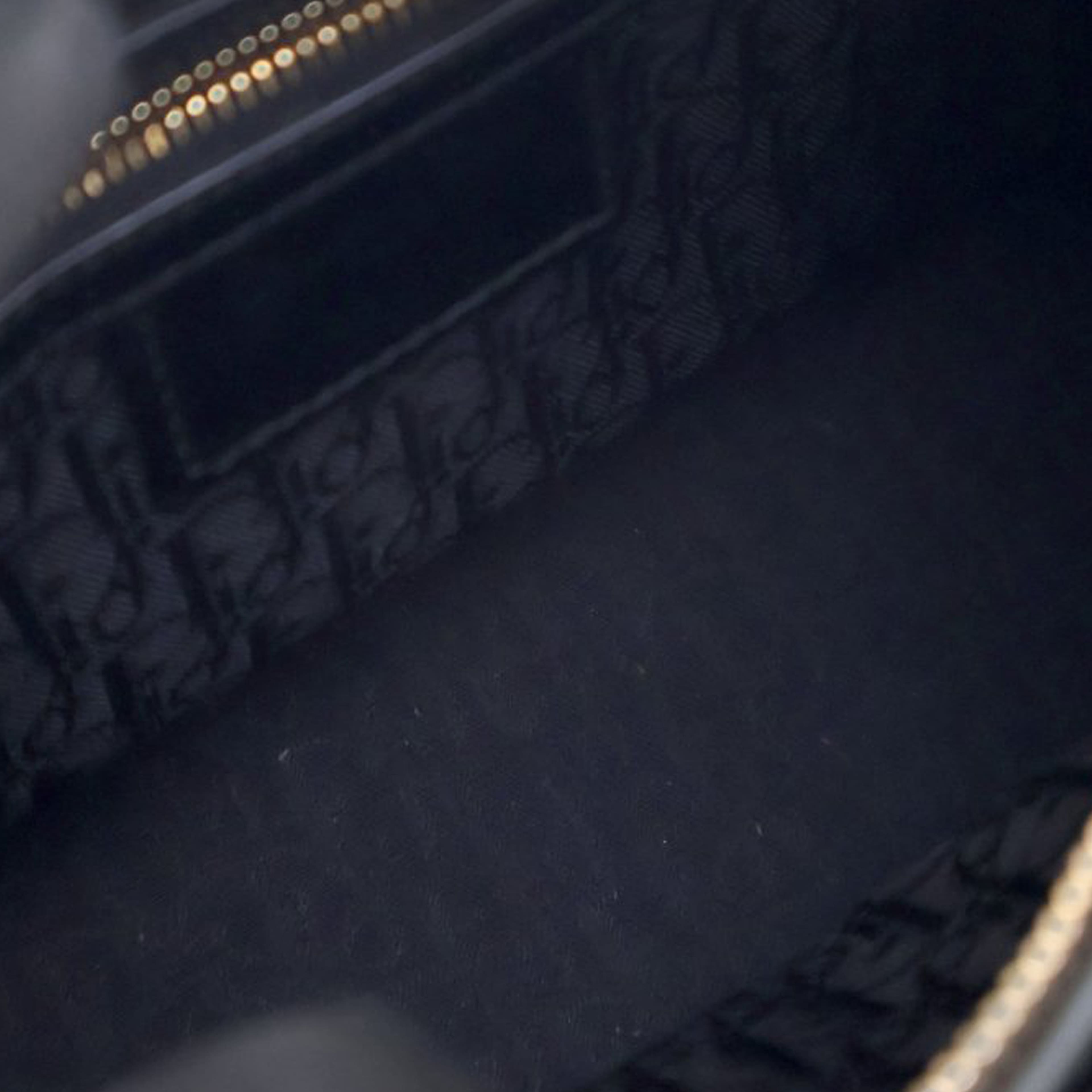 Dior Medium Patent Cannage Lady Dior, från Luxclusif, i färgen black. Klicka för att öppna bilden i stort format