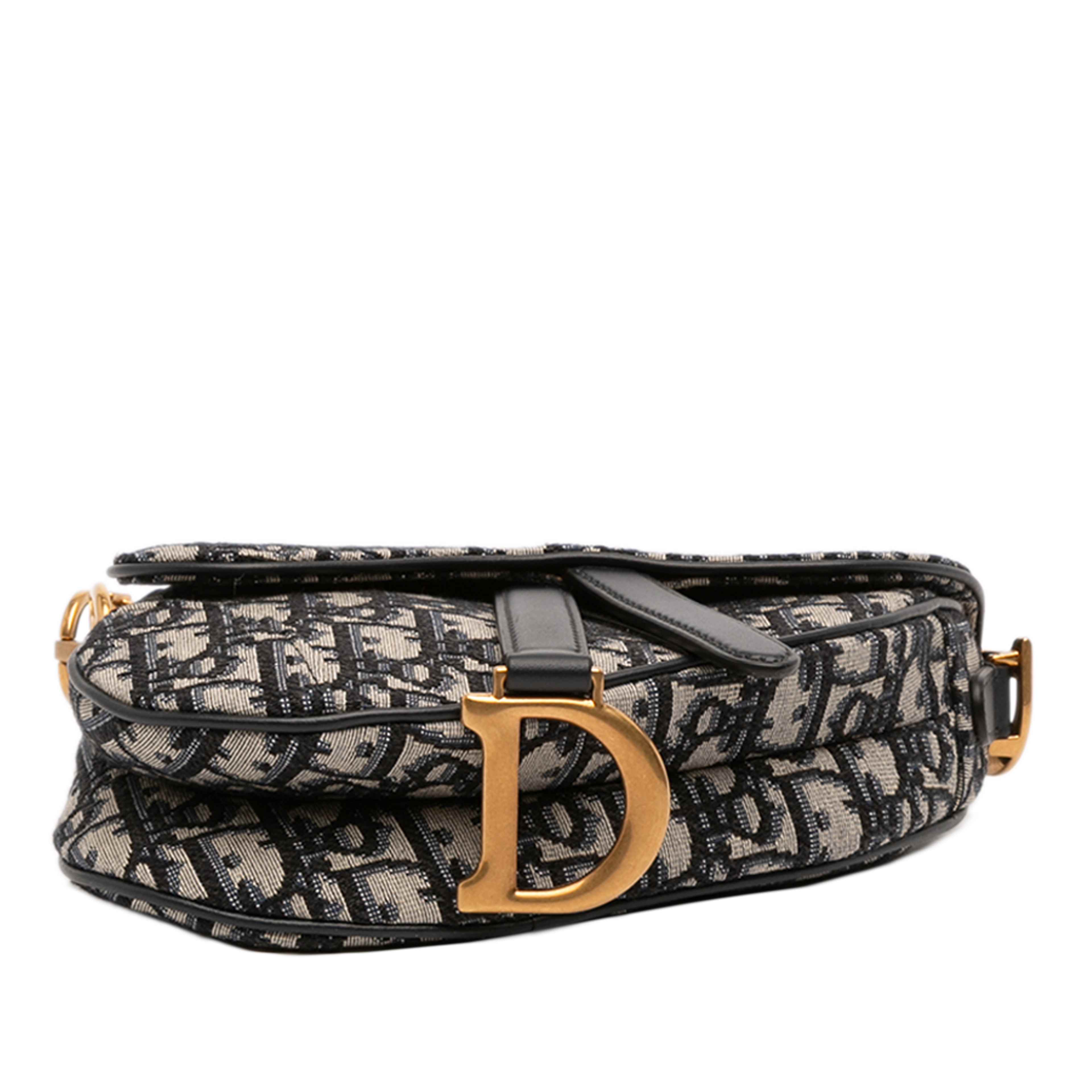 Dior Mini Oblique Canvas Saddle Bag, från Luxclusif, i färgen blå. Klicka för att öppna bilden i stort format