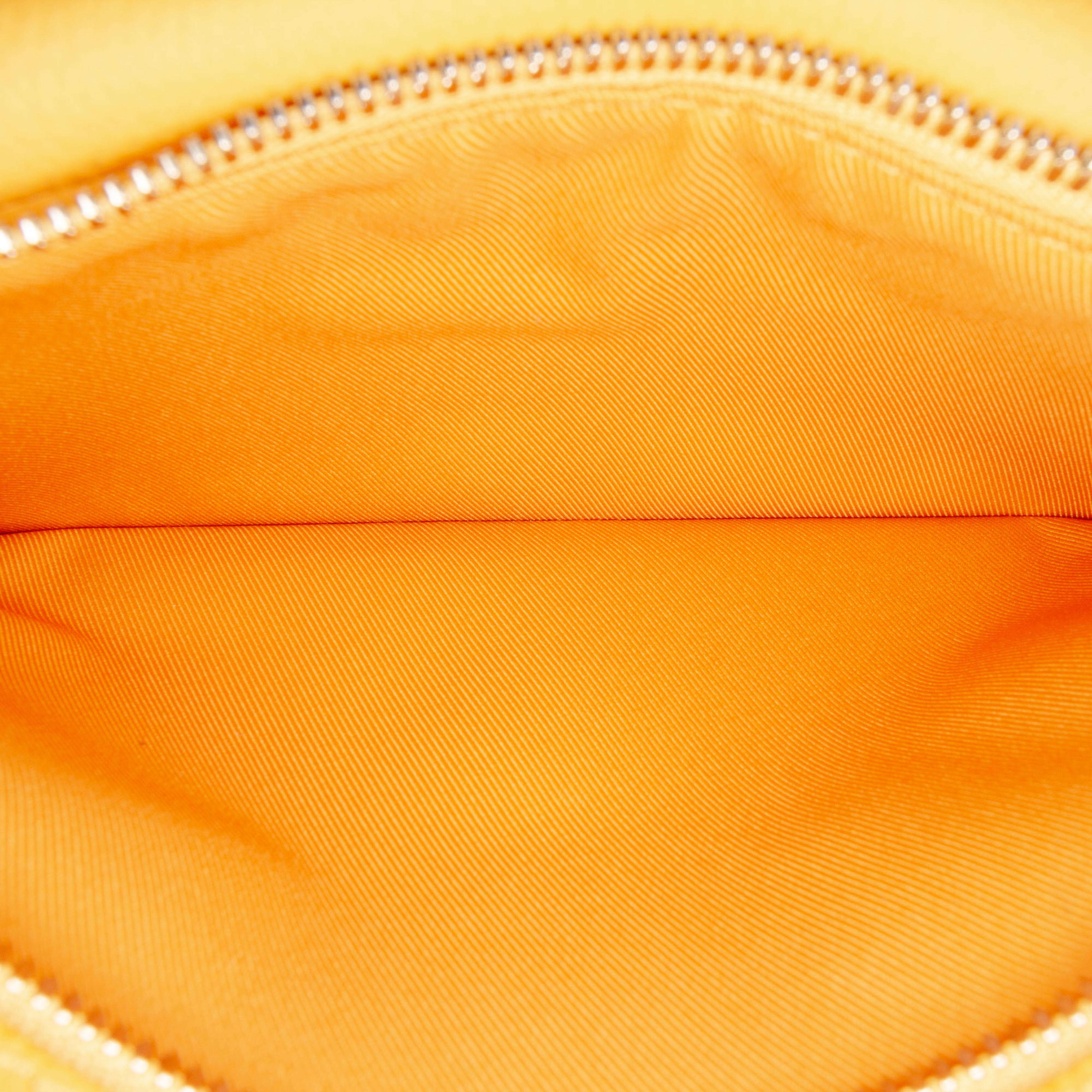 Louis Vuitton Aerogram Takeoff Sling, från Luxclusif, i färgen mustard. Klicka för att öppna bilden i stort format