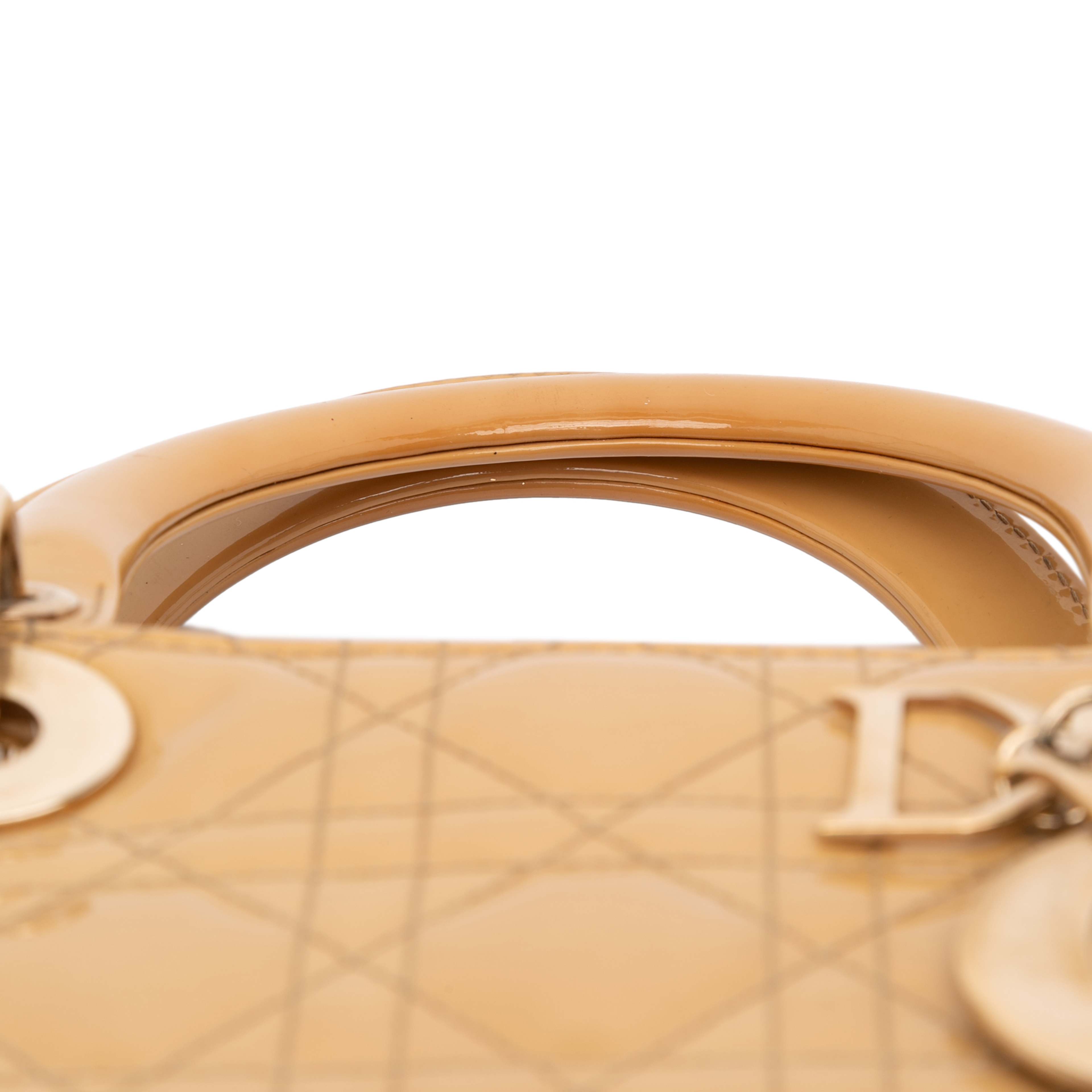 Dior Large Patent Cannage Lady Dior, från Luxclusif, i färgen beige. Klicka för att öppna bilden i stort format
