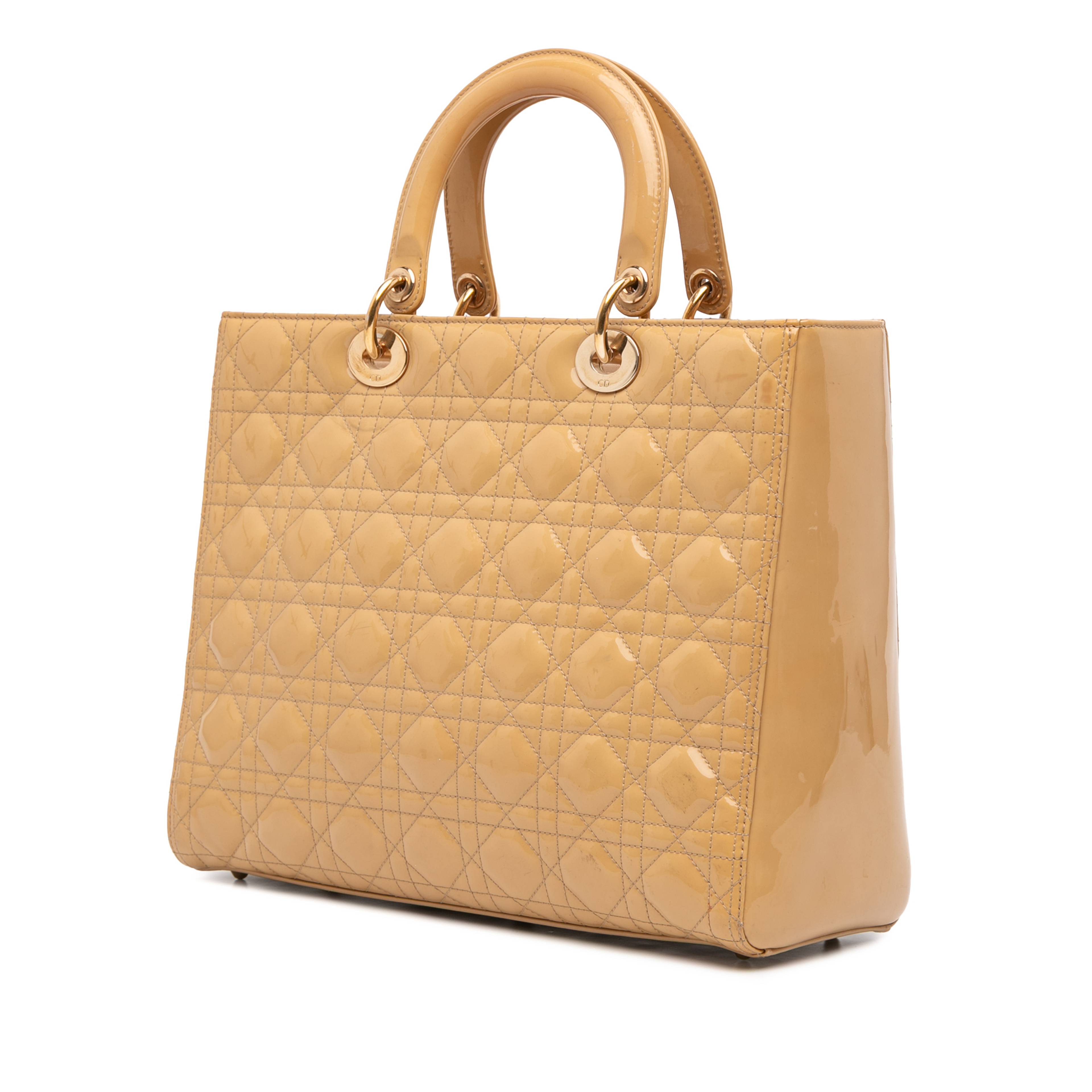 Dior Large Patent Cannage Lady Dior, från Luxclusif, i färgen beige. Klicka för att öppna bilden i stort format