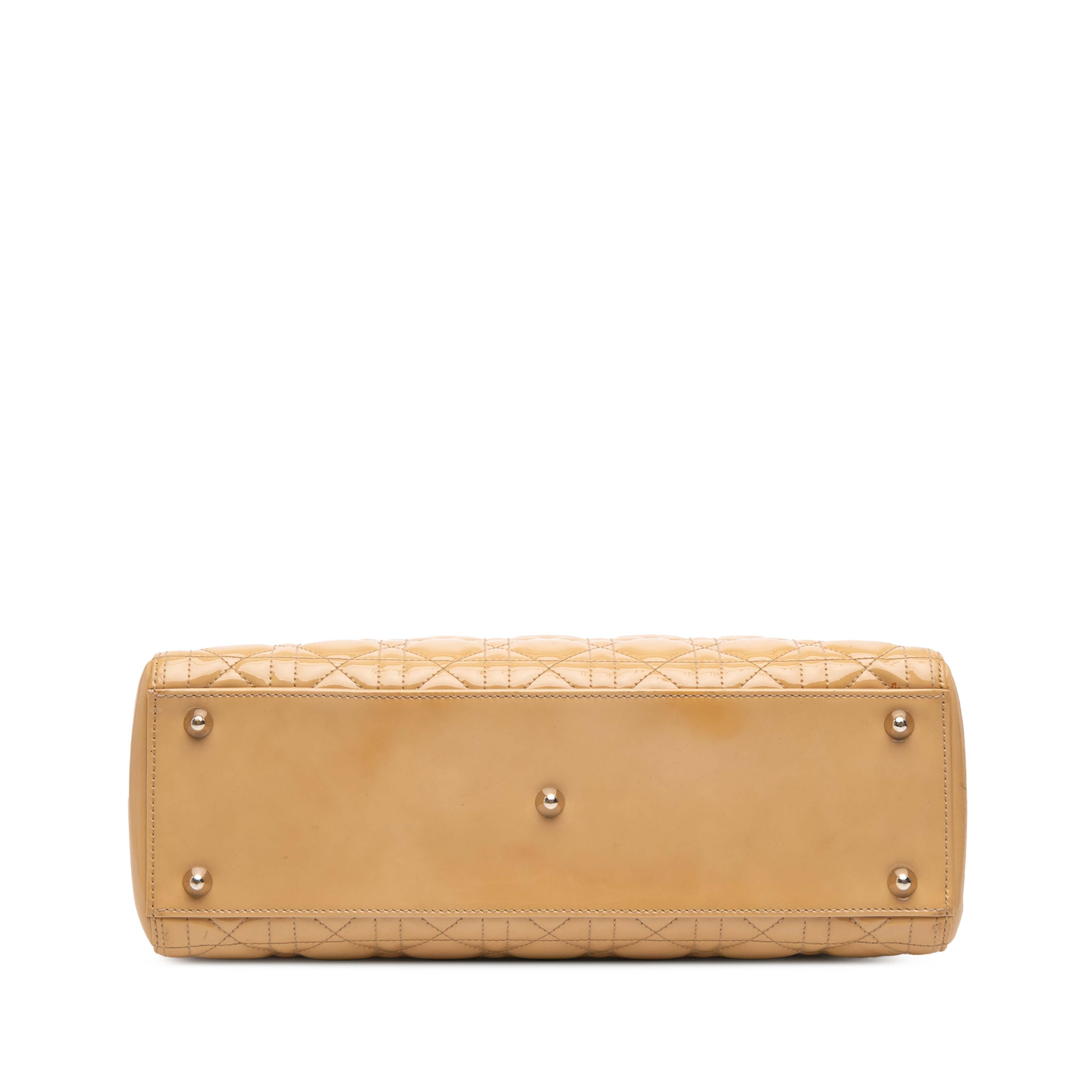 Dior Large Patent Cannage Lady Dior, från Luxclusif, i färgen beige. Klicka för att öppna bilden i stort format