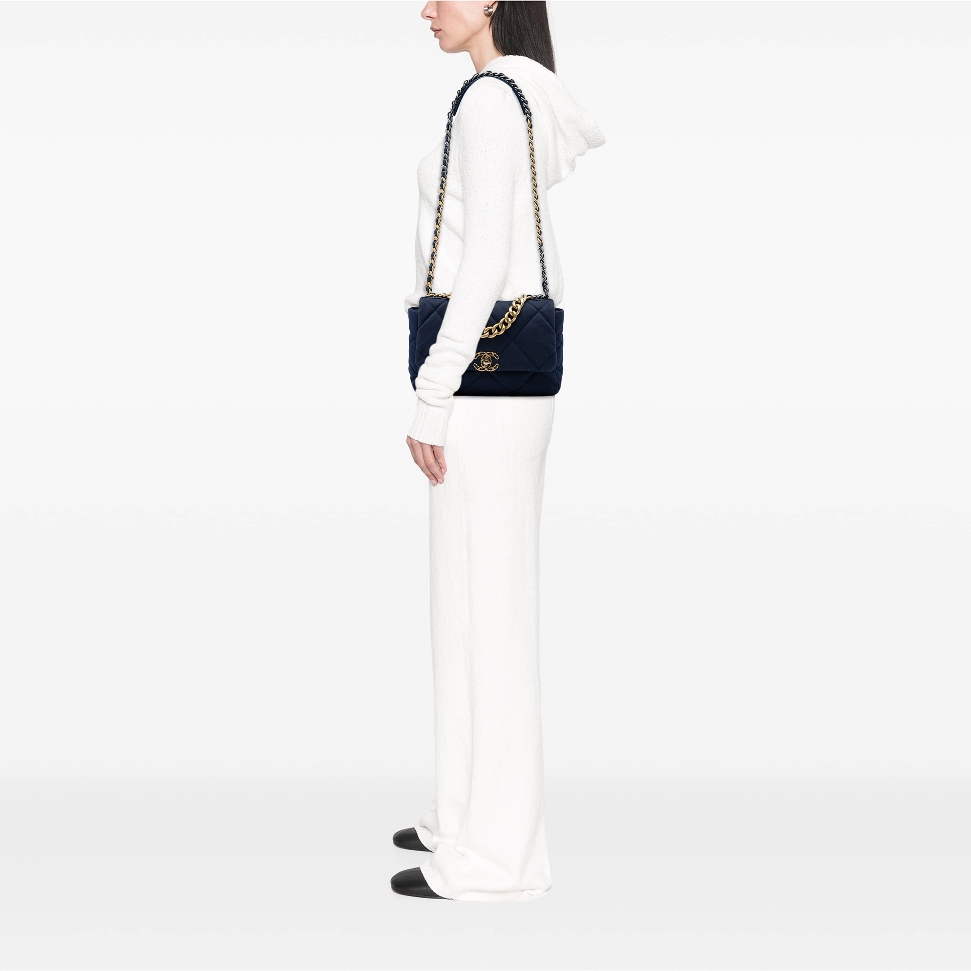 Chanel Large Canvas 19 Flap, från Luxclusif, i färgen blå. Klicka för att öppna bilden i stort format