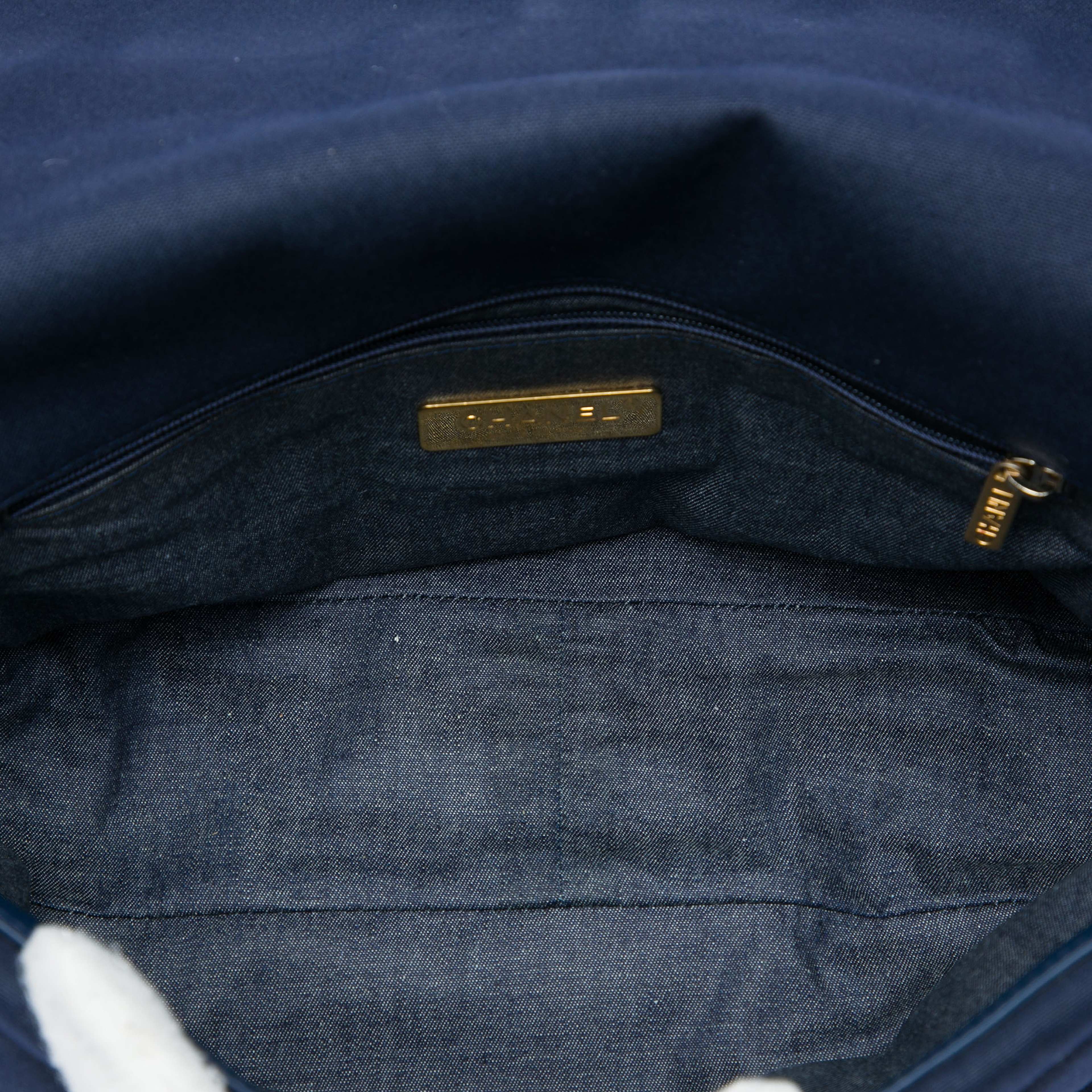 Chanel Large Canvas 19 Flap, från Luxclusif, i färgen blå. Klicka för att öppna bilden i stort format