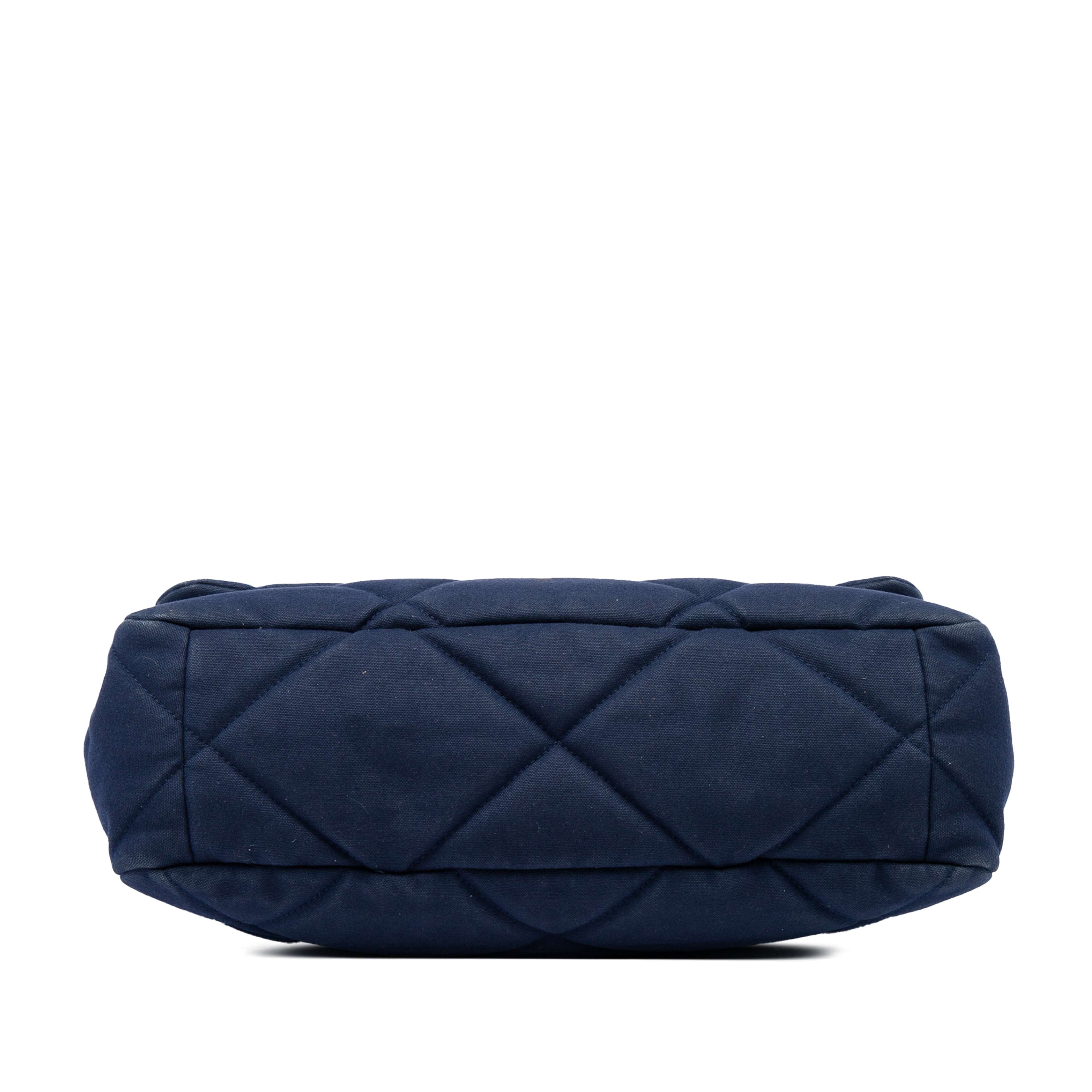 Chanel Large Canvas 19 Flap, från Luxclusif, i färgen blå. Klicka för att öppna bilden i stort format