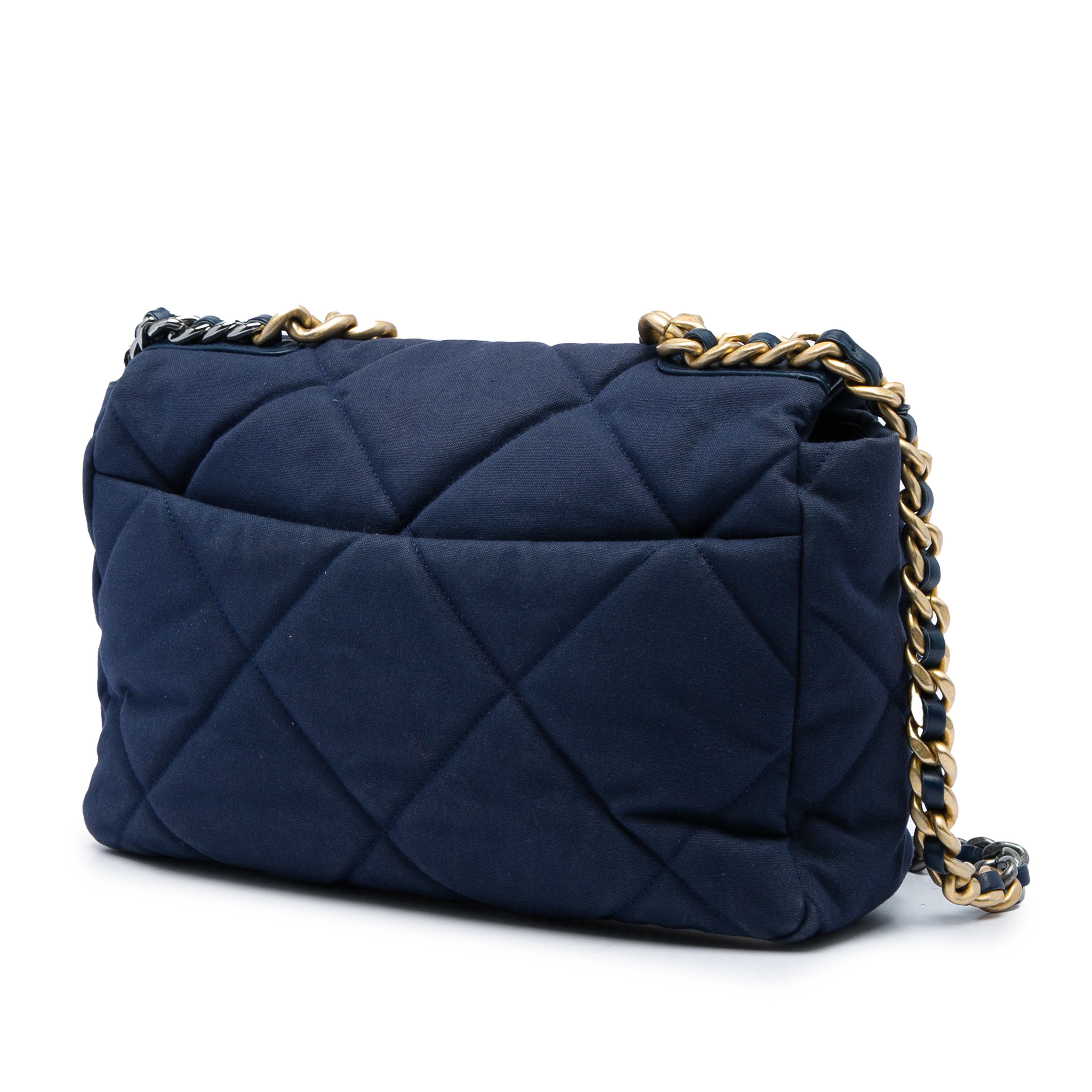 Chanel Large Canvas 19 Flap, från Luxclusif, i färgen blå. Klicka för att öppna bilden i stort format