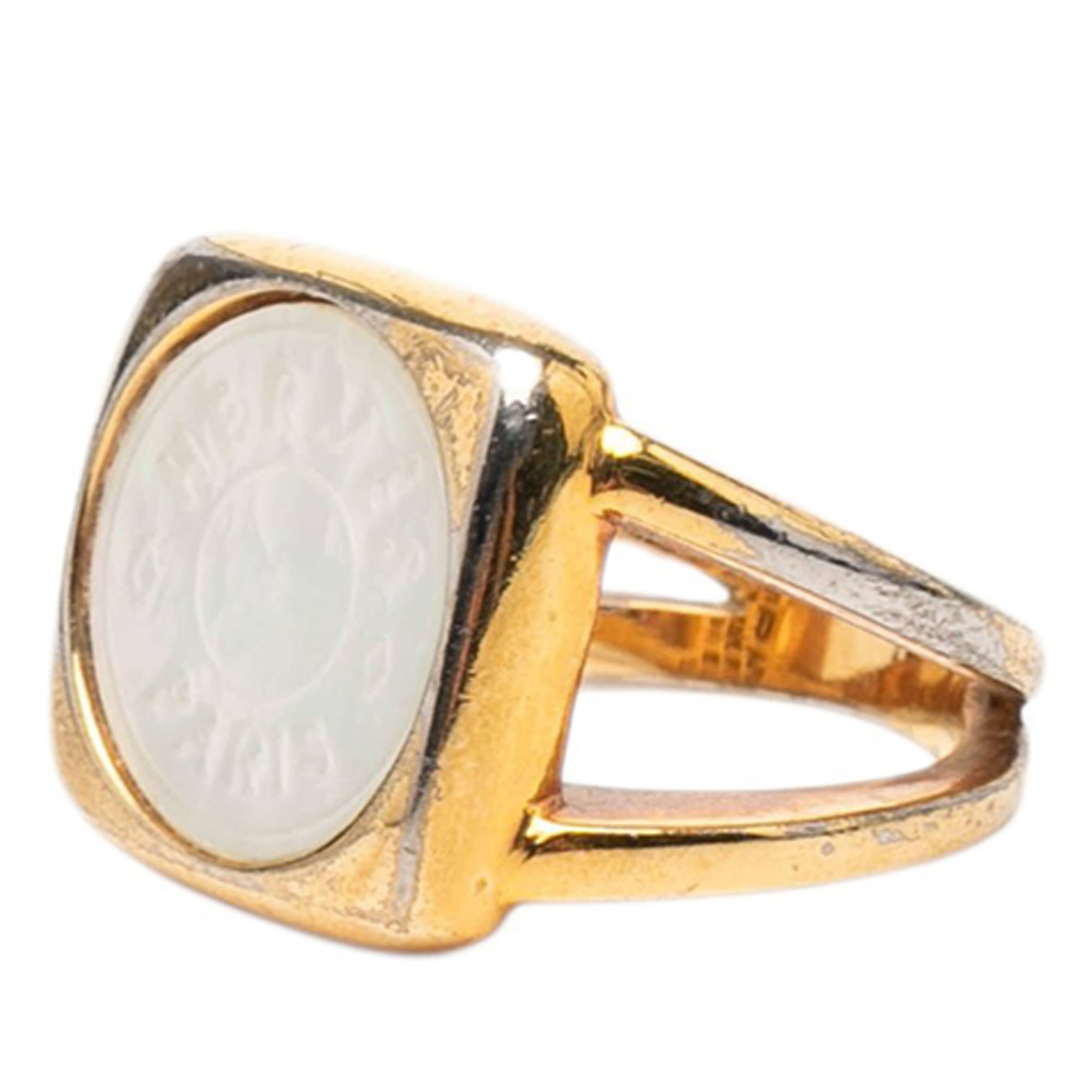 Hermès Gold Plated Bijouterie Fantaisie Corozo Ring, från Luxclusif, i färgen gold. Klicka för att öppna bilden i stort format