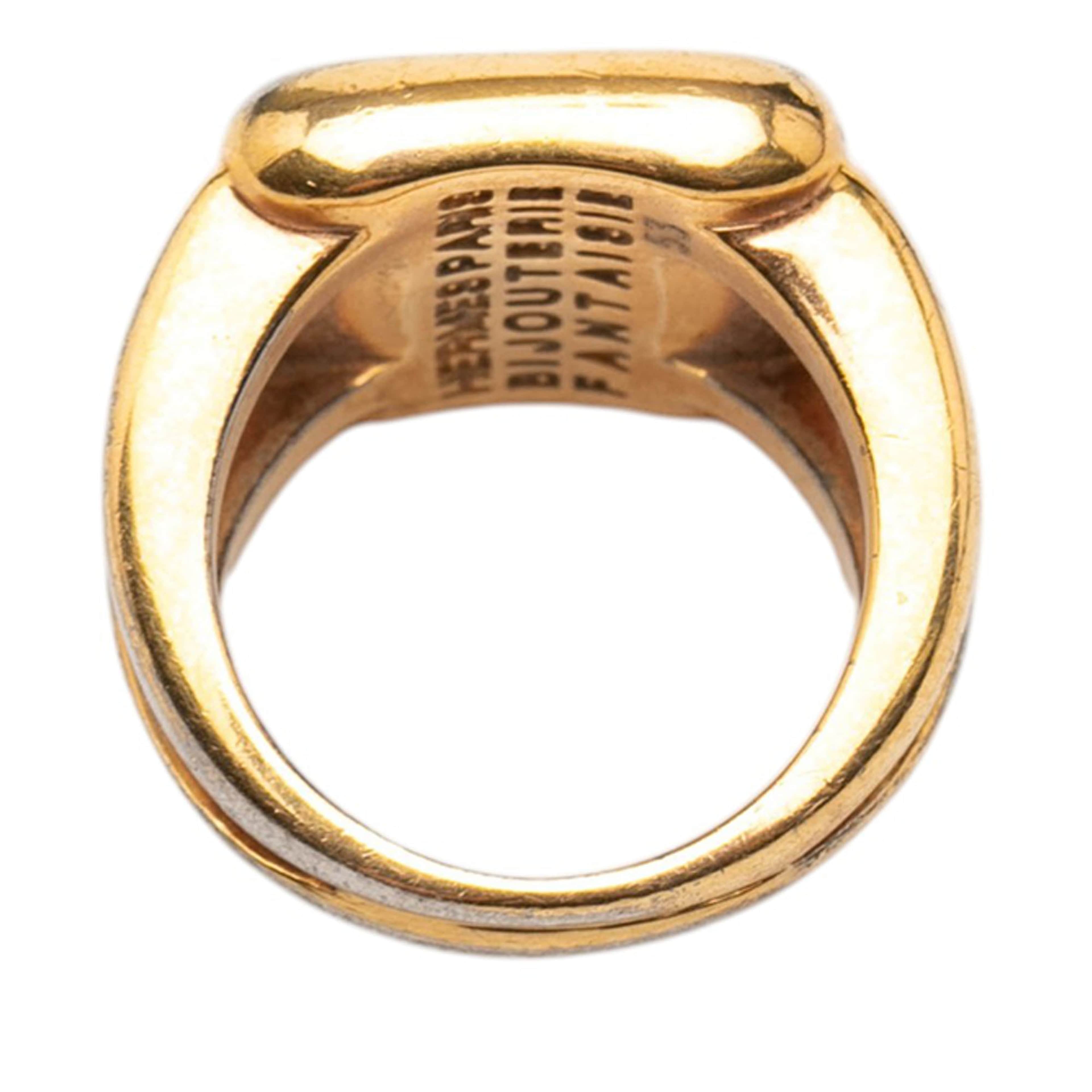 Hermès Gold Plated Bijouterie Fantaisie Corozo Ring, från Luxclusif, i färgen gold. Klicka för att öppna bilden i stort format