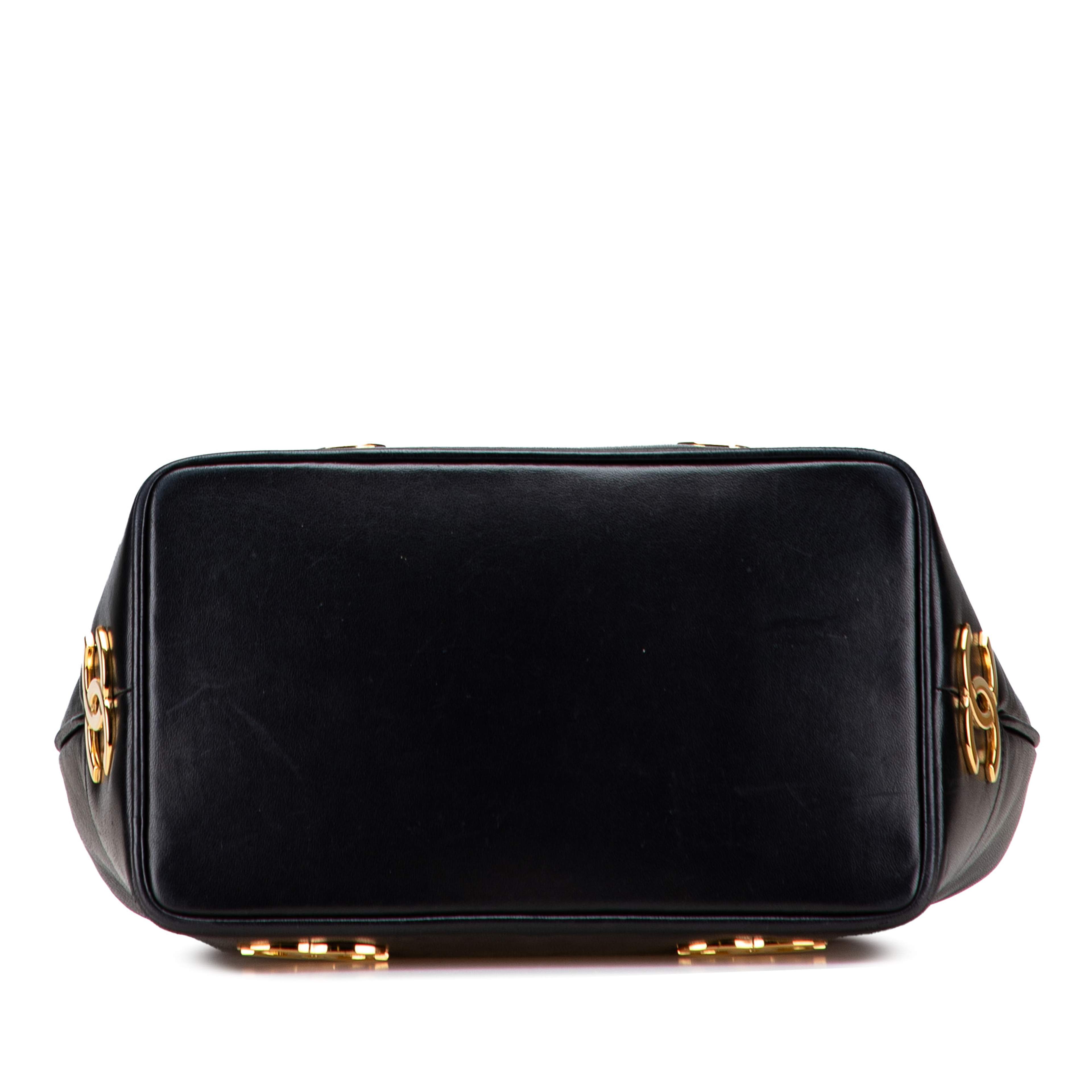 Chanel Triple Cc Lambskin Bucket, från Luxclusif, i färgen black. Klicka för att öppna bilden i stort format