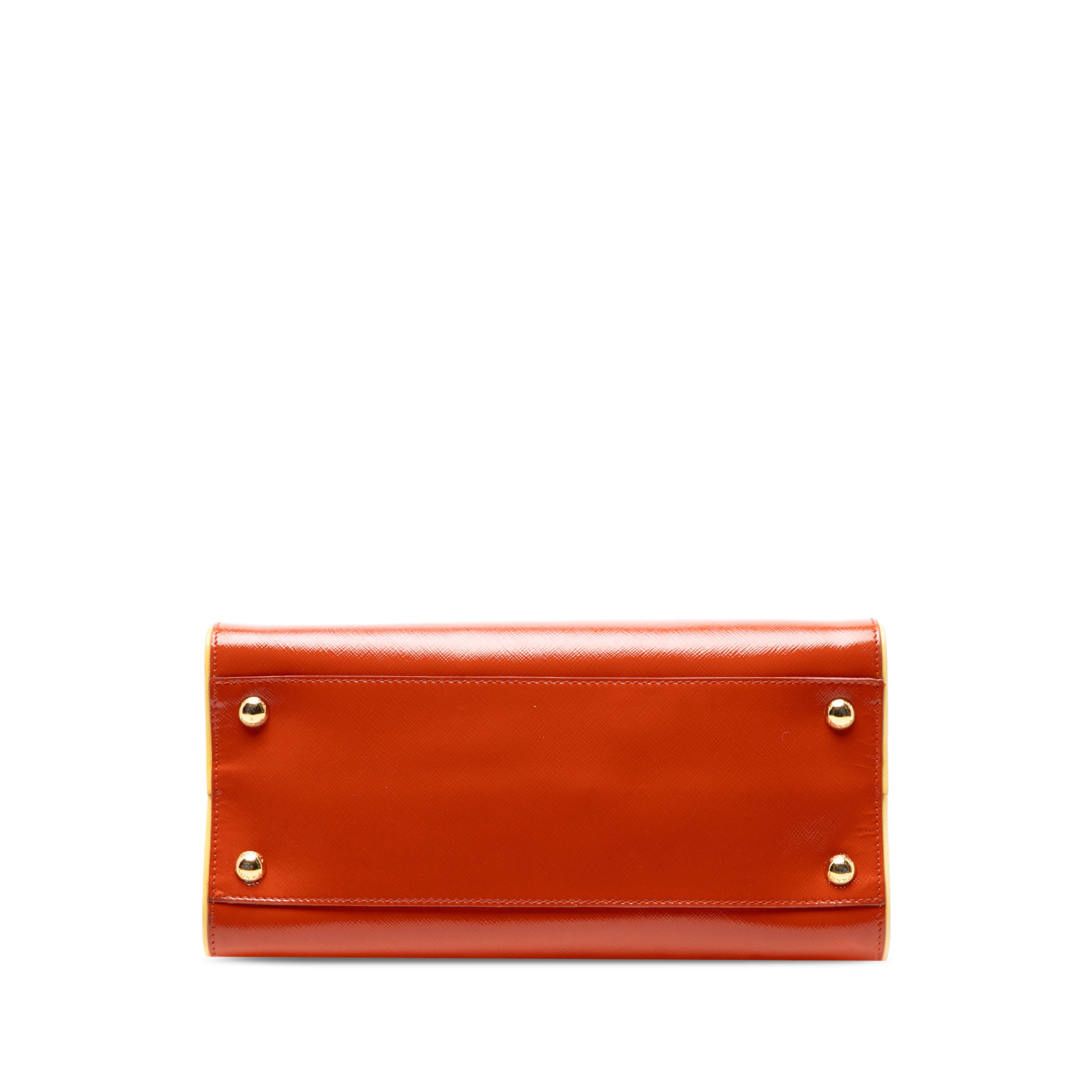 Prada Saffiano Vernice Open Convertible Tote, från Luxclusif, i färgen red orange. Klicka för att öppna bilden i stort format