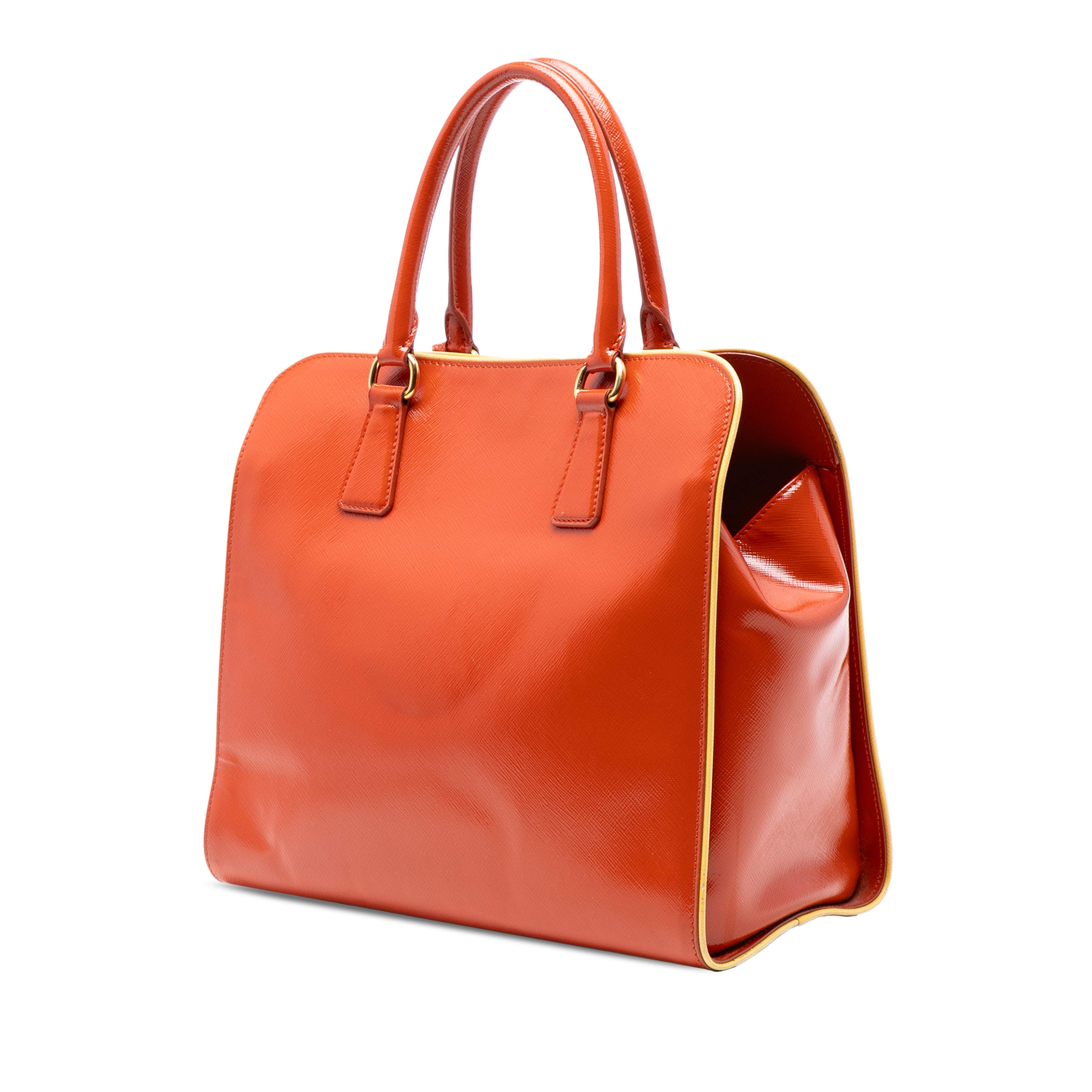 Prada Saffiano Vernice Open Convertible Tote, från Luxclusif, i färgen red orange. Klicka för att öppna bilden i stort format