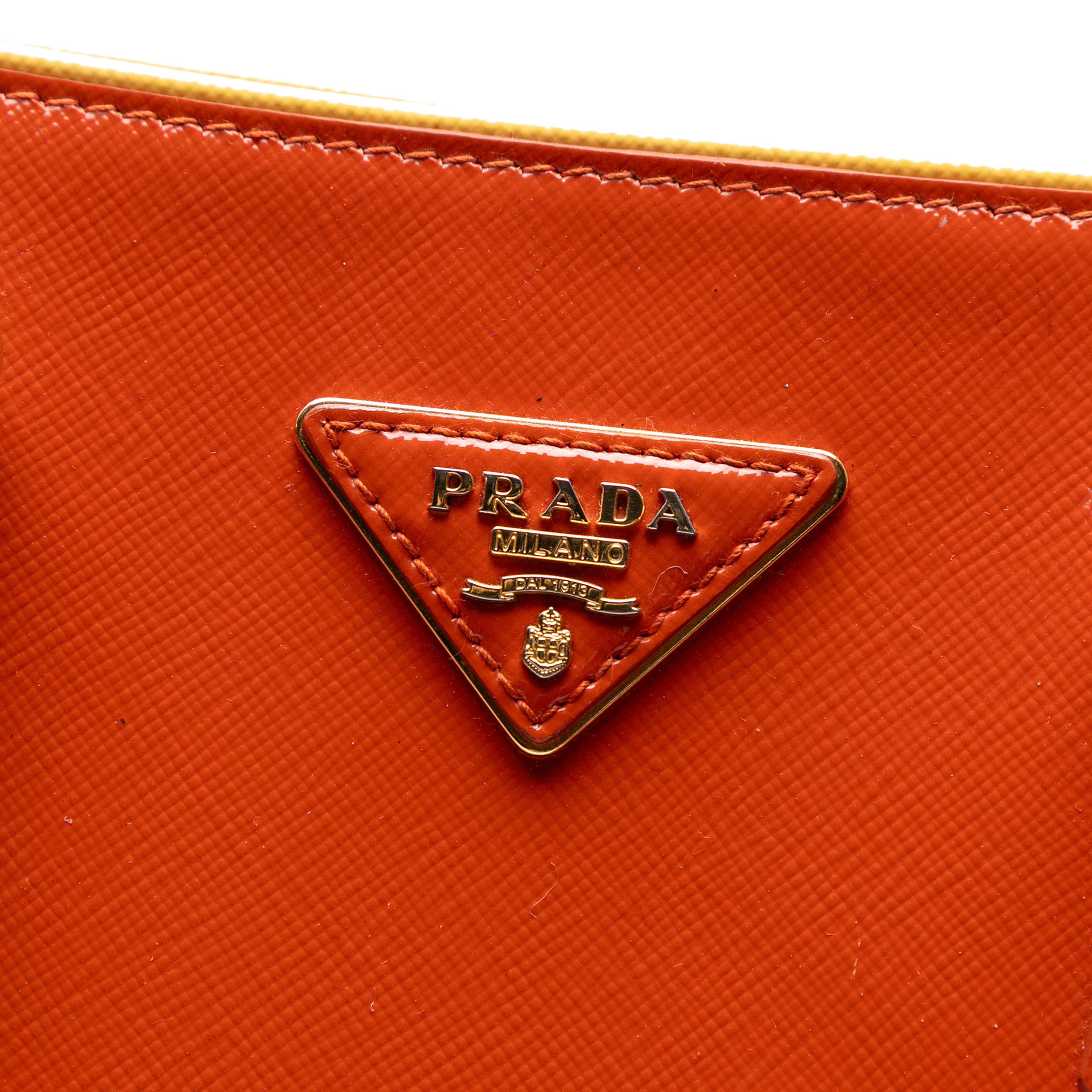 Prada Saffiano Vernice Open Convertible Tote, från Luxclusif, i färgen red orange. Klicka för att öppna bilden i stort format