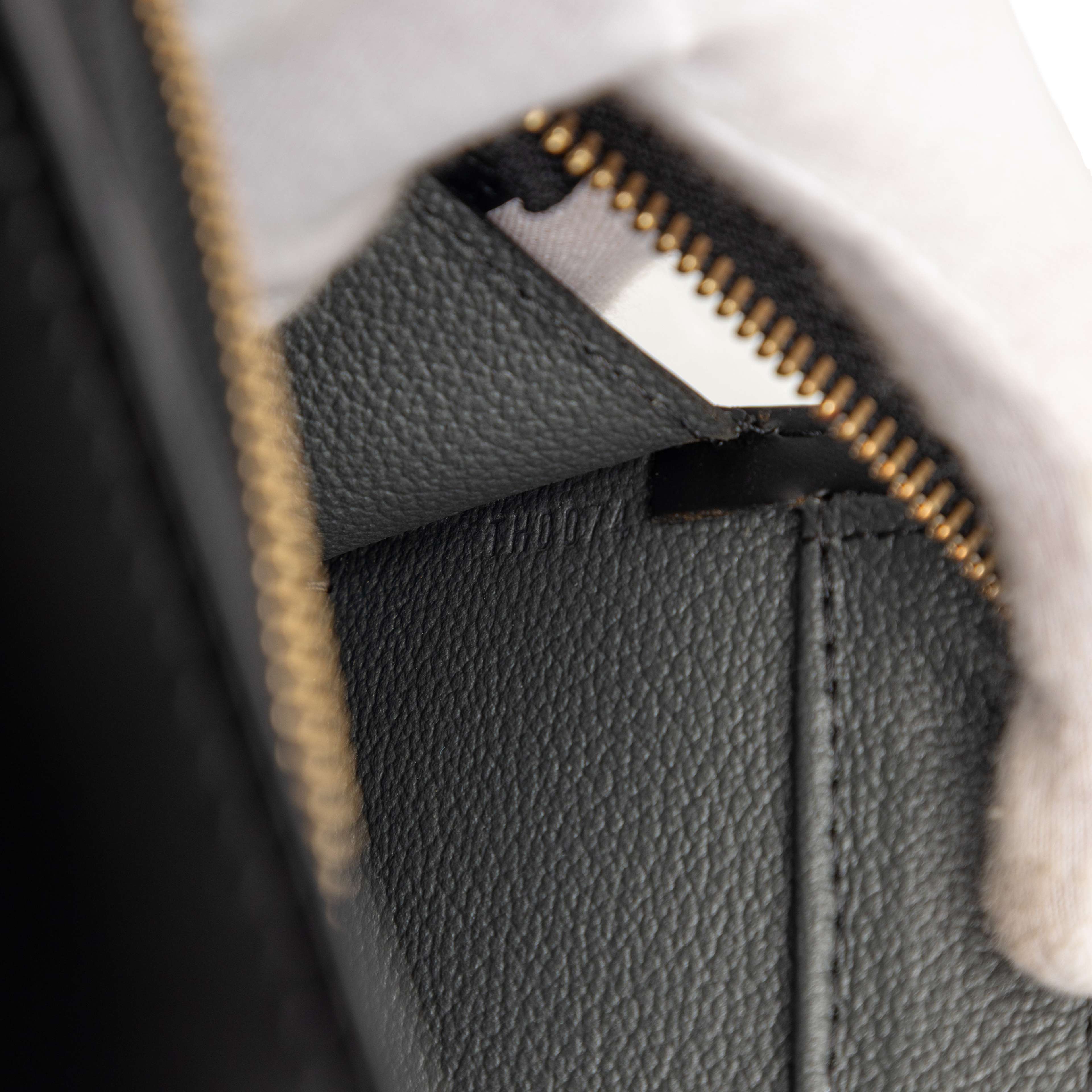 Louis Vuitton Epi Riviera, från Luxclusif, i färgen svart. Klicka för att öppna bilden i stort format