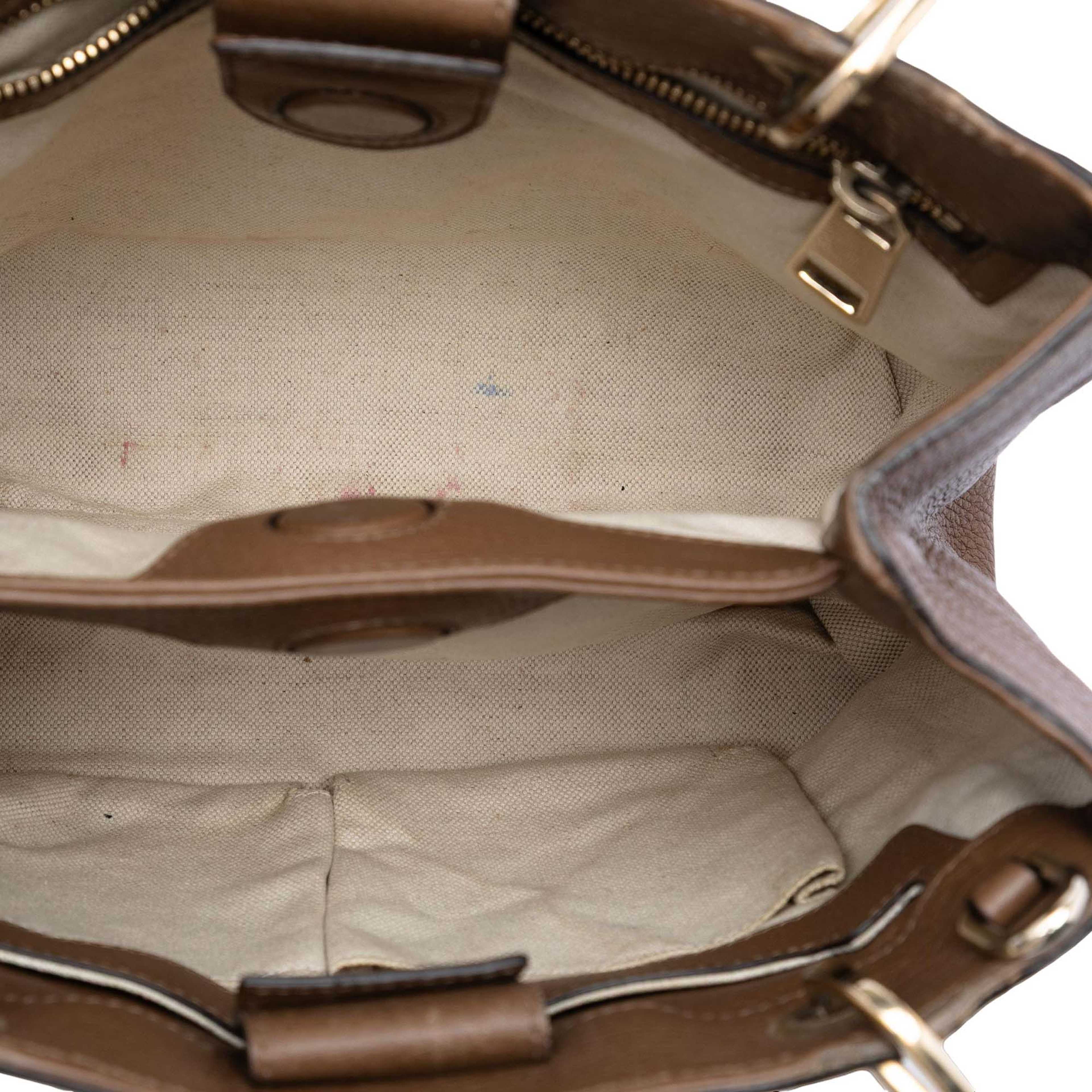 Gucci Small Calfskin Bamboo Shopper Satchel, från Luxclusif, i färgen brown. Klicka för att öppna bilden i stort format