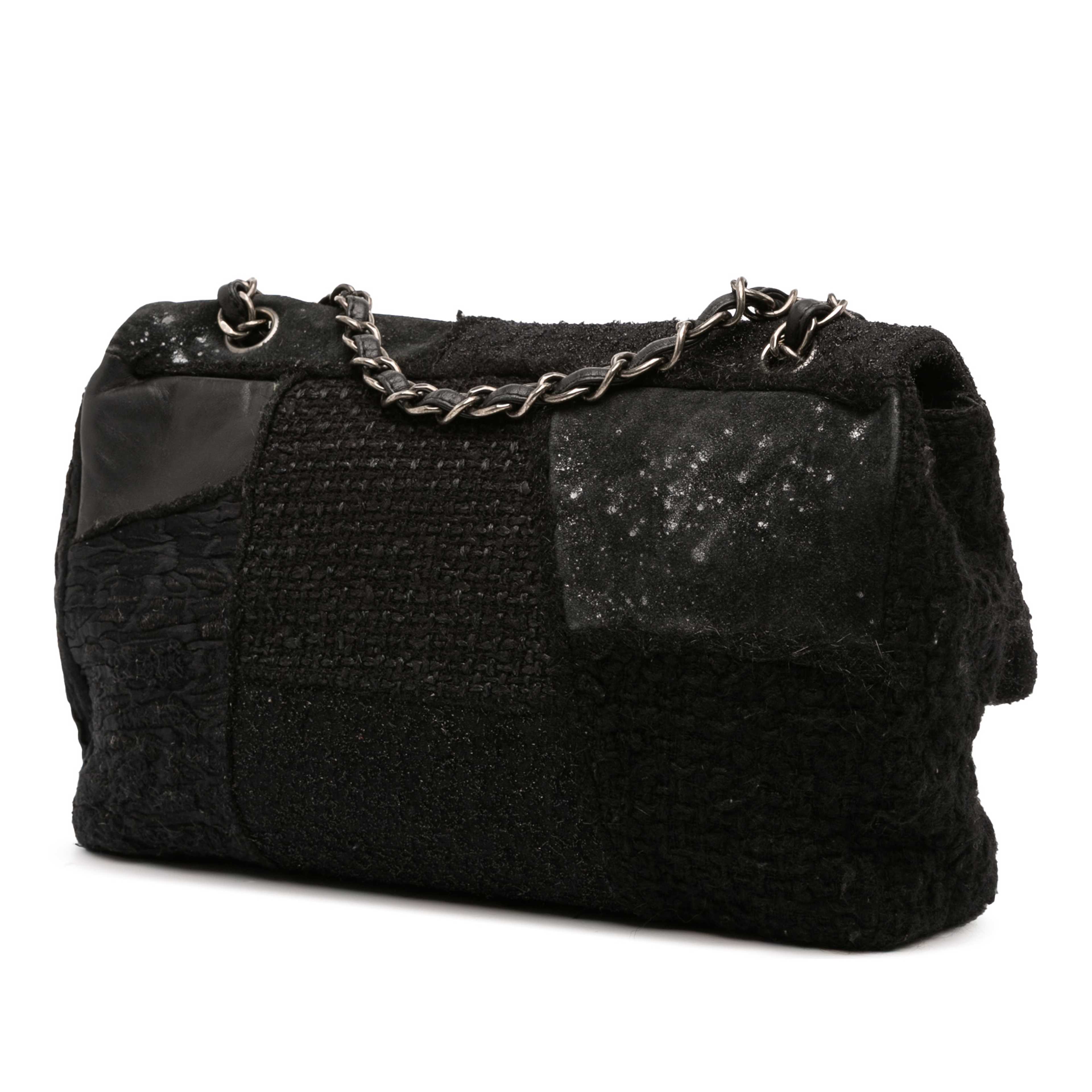 Chanel Jumbo Patchwork Tweed Flap, från Luxclusif, i färgen black. Klicka för att öppna bilden i stort format