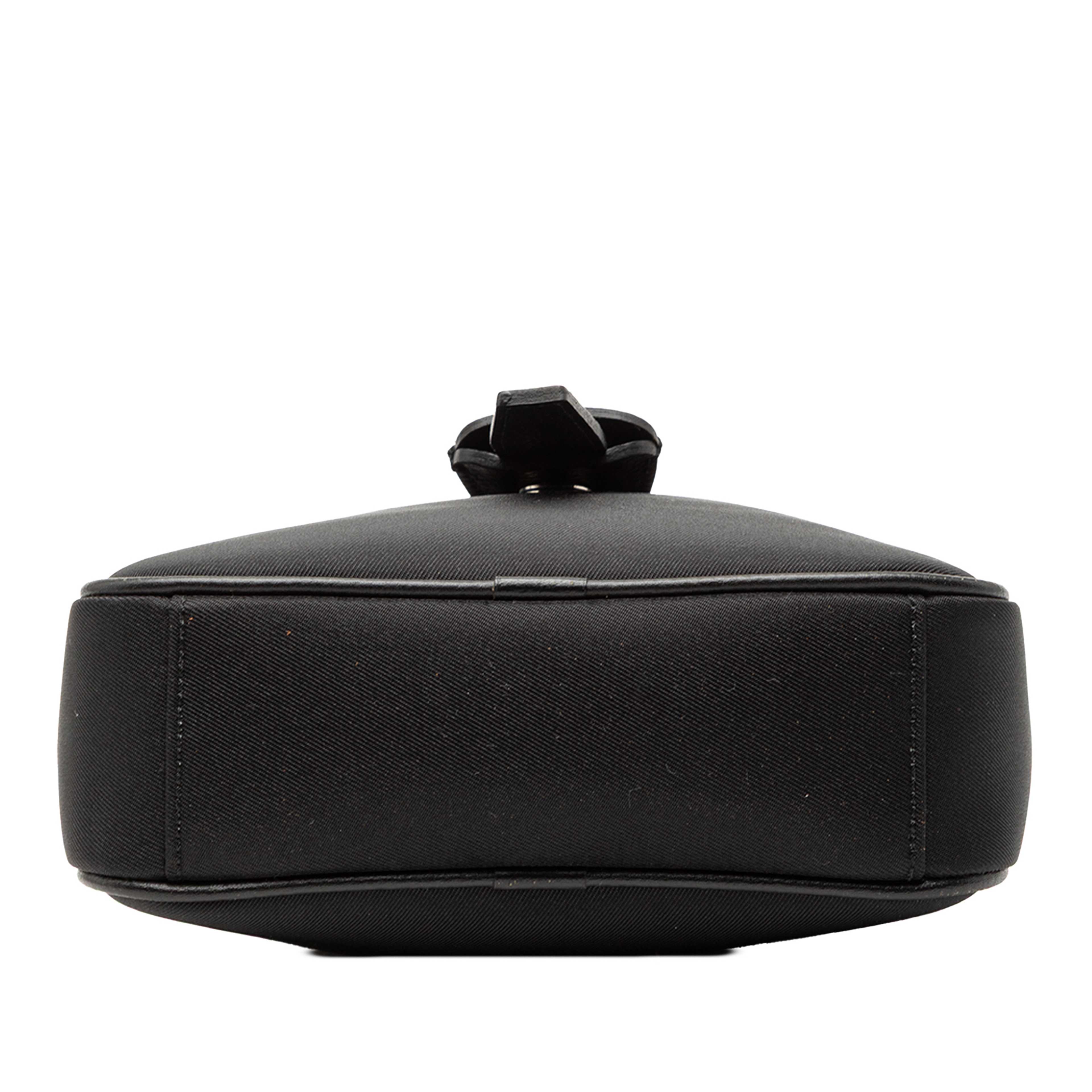 Burberry Nova Check Trimmed Canvas Crossbody, från Luxclusif, i färgen black. Klicka för att öppna bilden i stort format