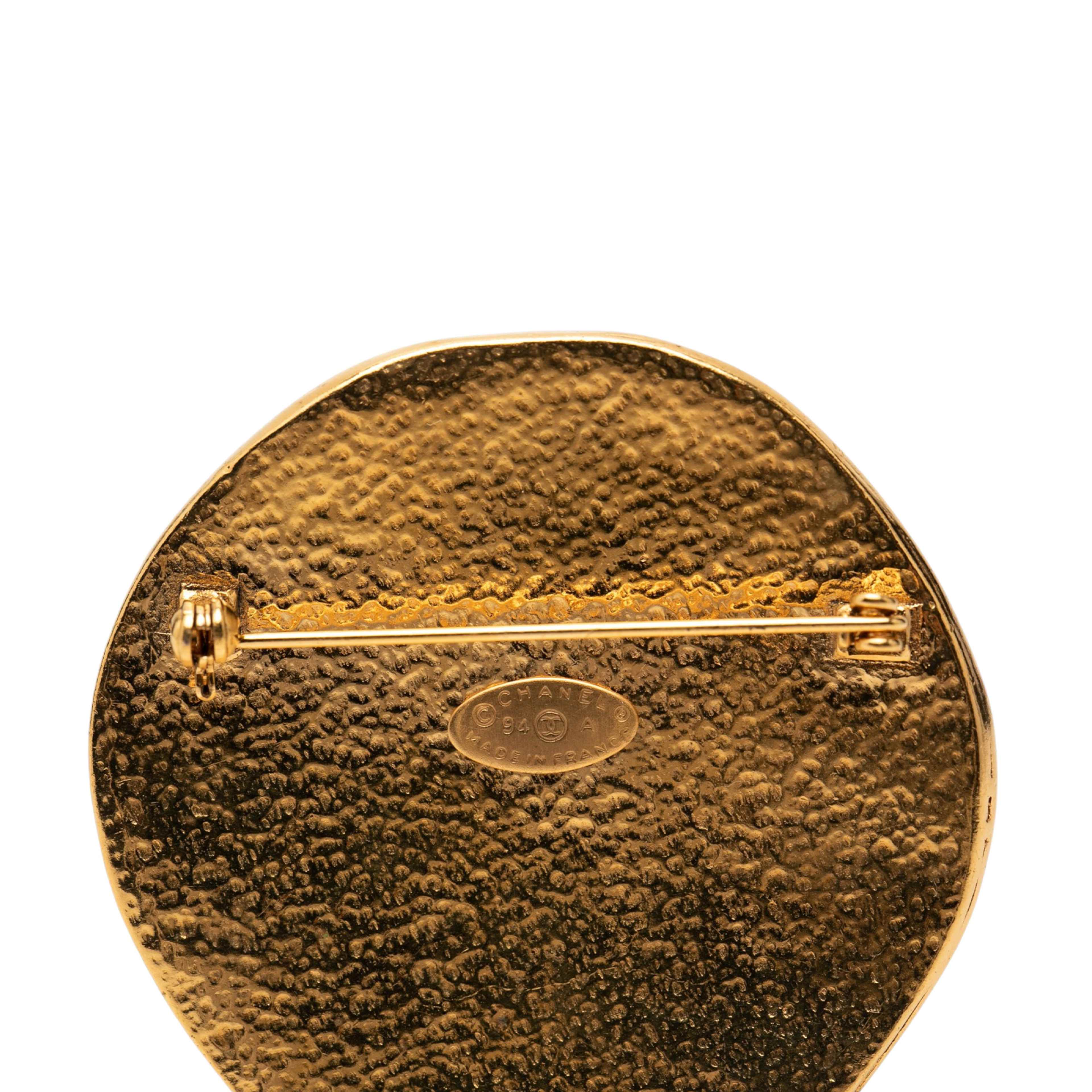 Chanel Cc Gold Plated Sunburst Brooch, från Luxclusif, i färgen guld. Klicka för att öppna bilden i stort format