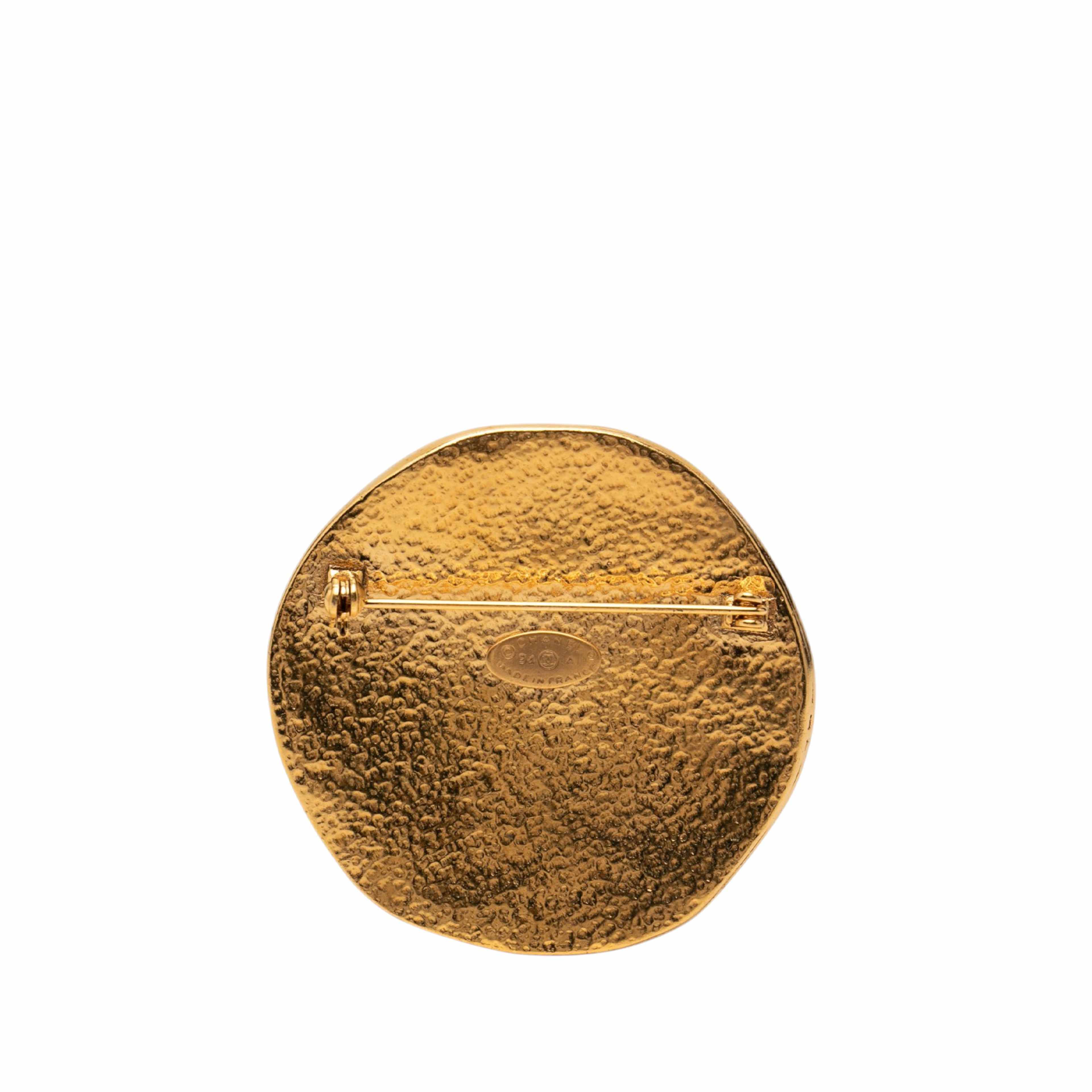 Chanel Cc Gold Plated Sunburst Brooch, från Luxclusif, i färgen guld. Klicka för att öppna bilden i stort format