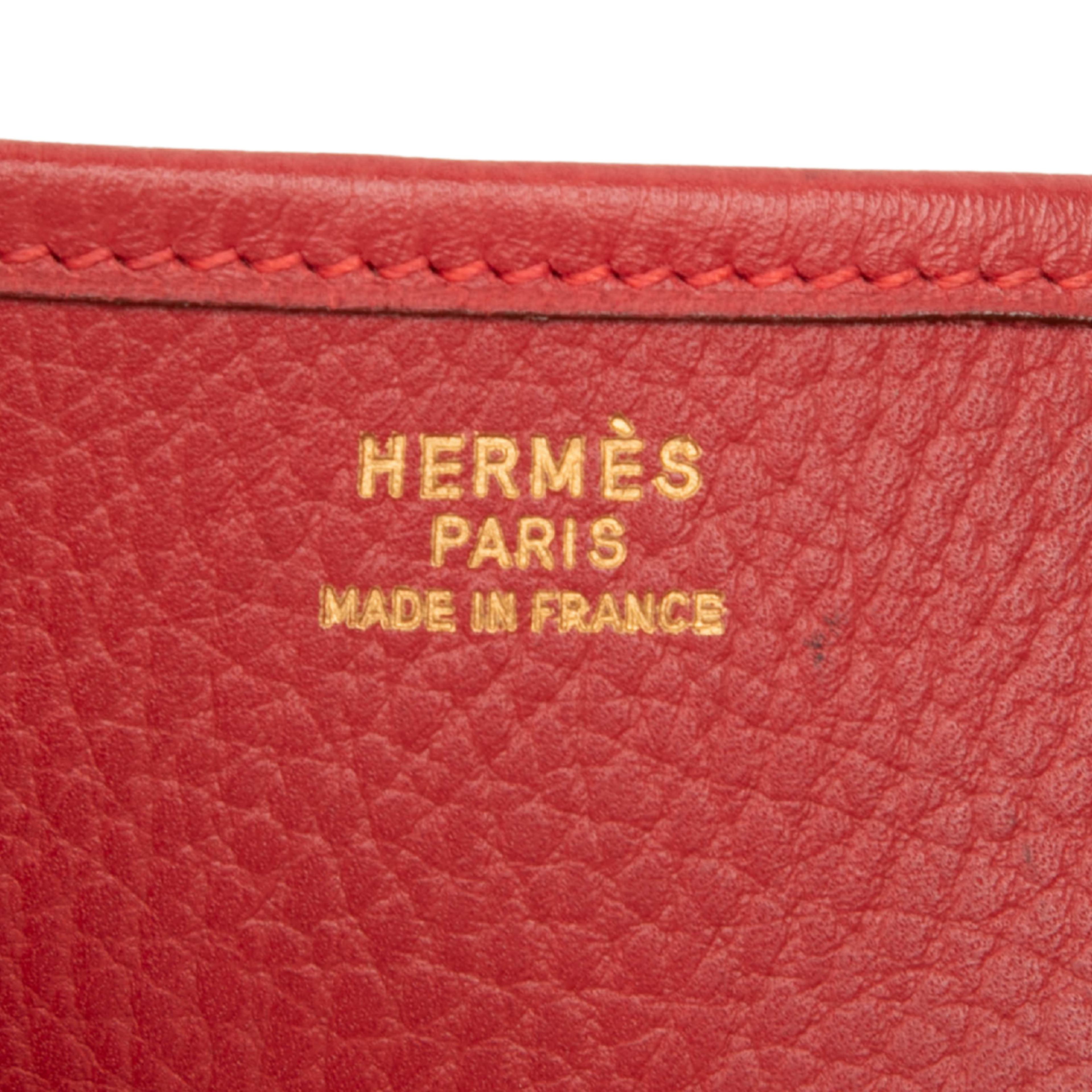 Hermès Clemence Evelyne I Gm, från Luxclusif, i färgen röd. Klicka för att öppna bilden i stort format