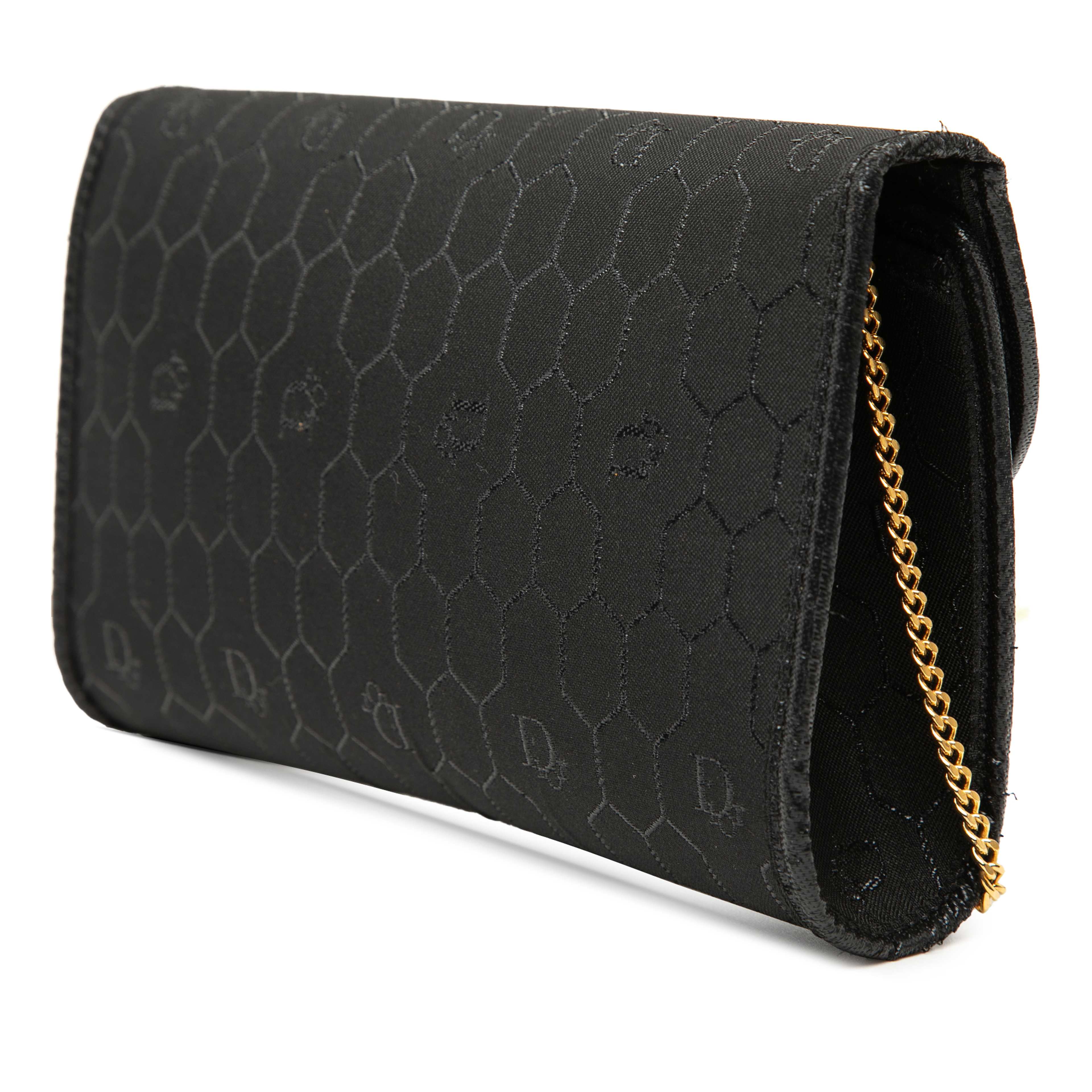 Dior Honeycomb Canvas Chain Flap Crossbody, från Luxclusif, i färgen svart. Klicka för att öppna bilden i stort format