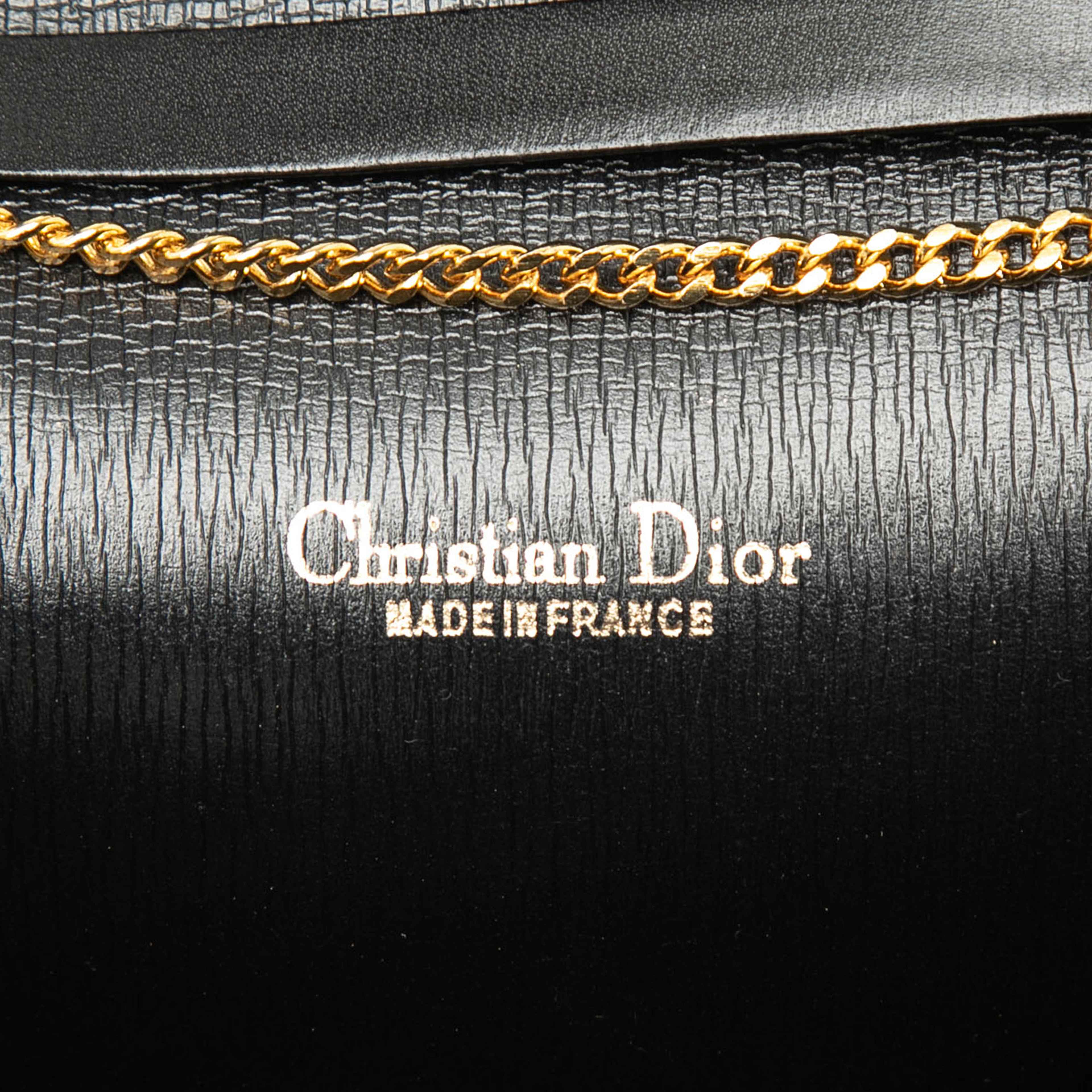 Dior Honeycomb Canvas Chain Flap Crossbody, från Luxclusif, i färgen black. Klicka för att öppna bilden i stort format