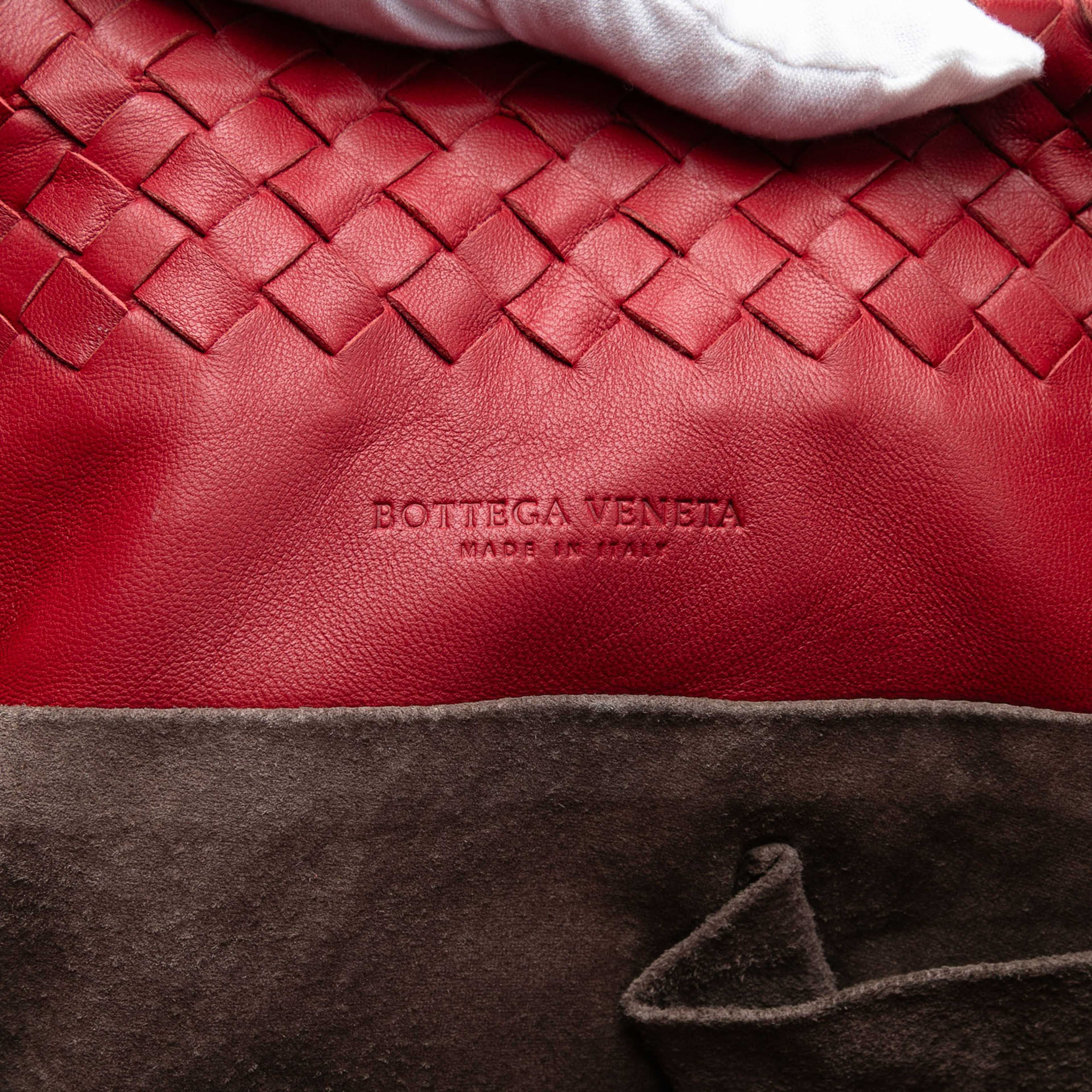 Bottega Veneta Nappa Intrecciato Tote, från Luxclusif, i färgen red. Klicka för att öppna bilden i stort format