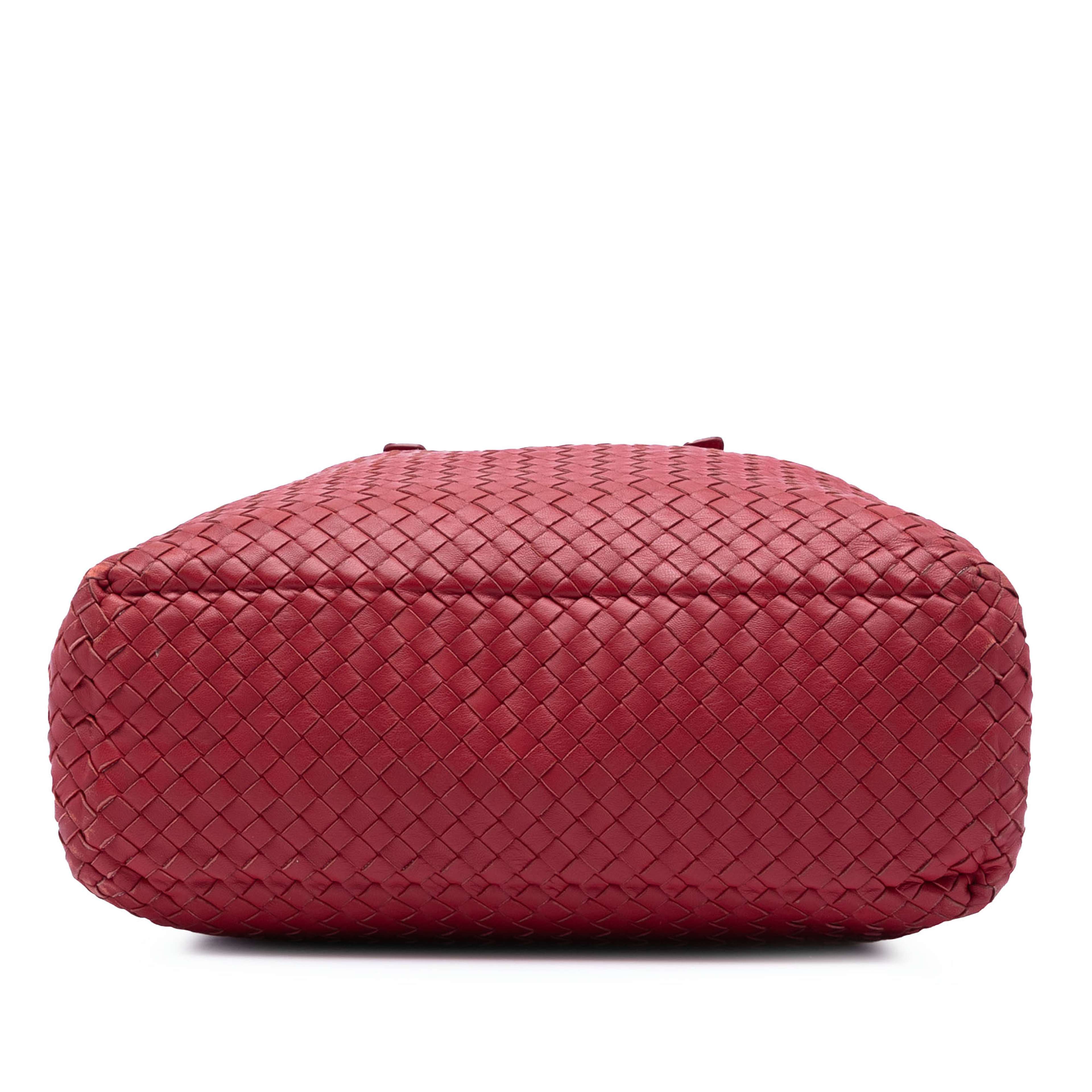 Bottega Veneta Nappa Intrecciato Tote, från Luxclusif, i färgen röd. Klicka för att öppna bilden i stort format