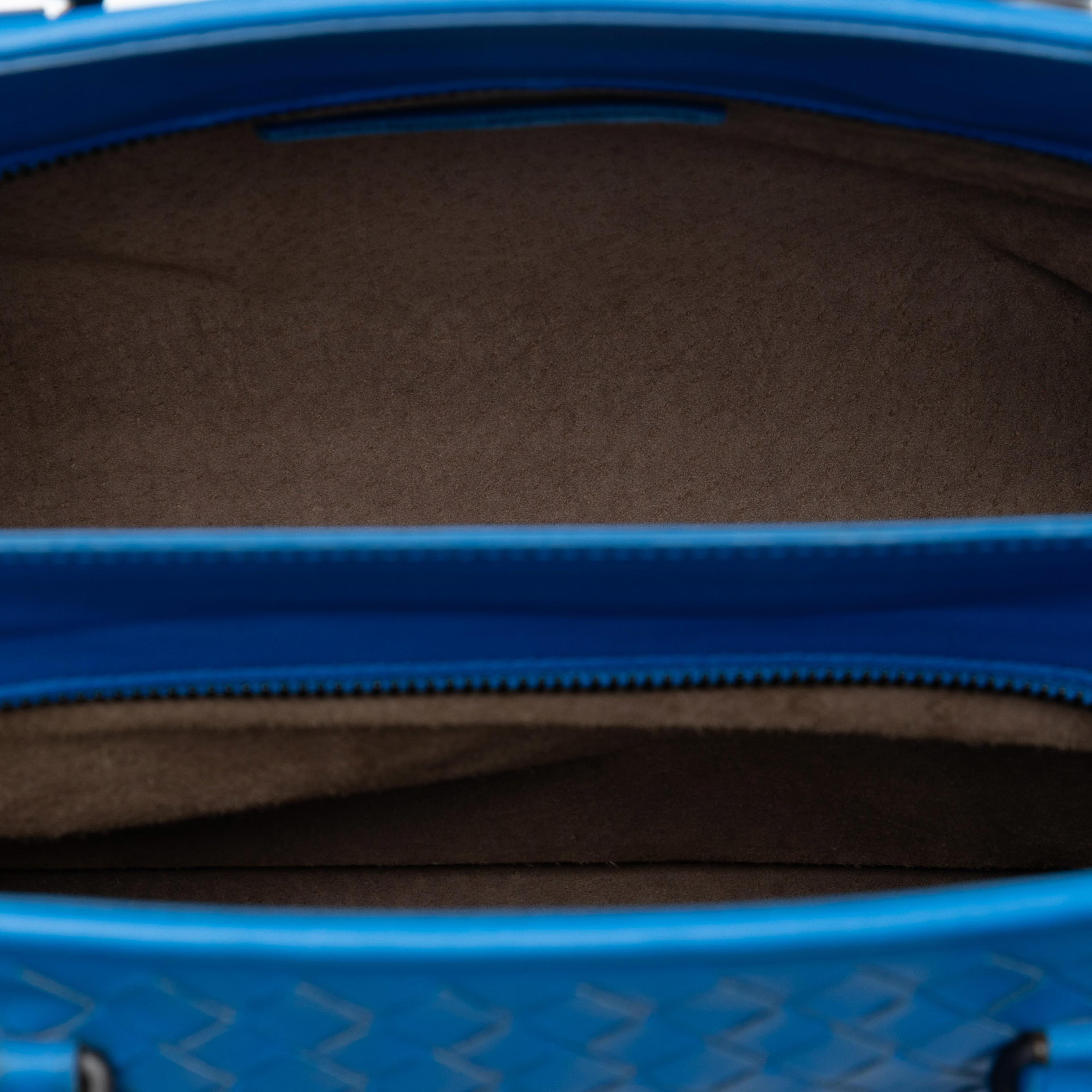 Bottega Veneta Small Nappa Intrecciato Accordion Satchel, från Luxclusif, i färgen blue. Klicka för att öppna bilden i stort format