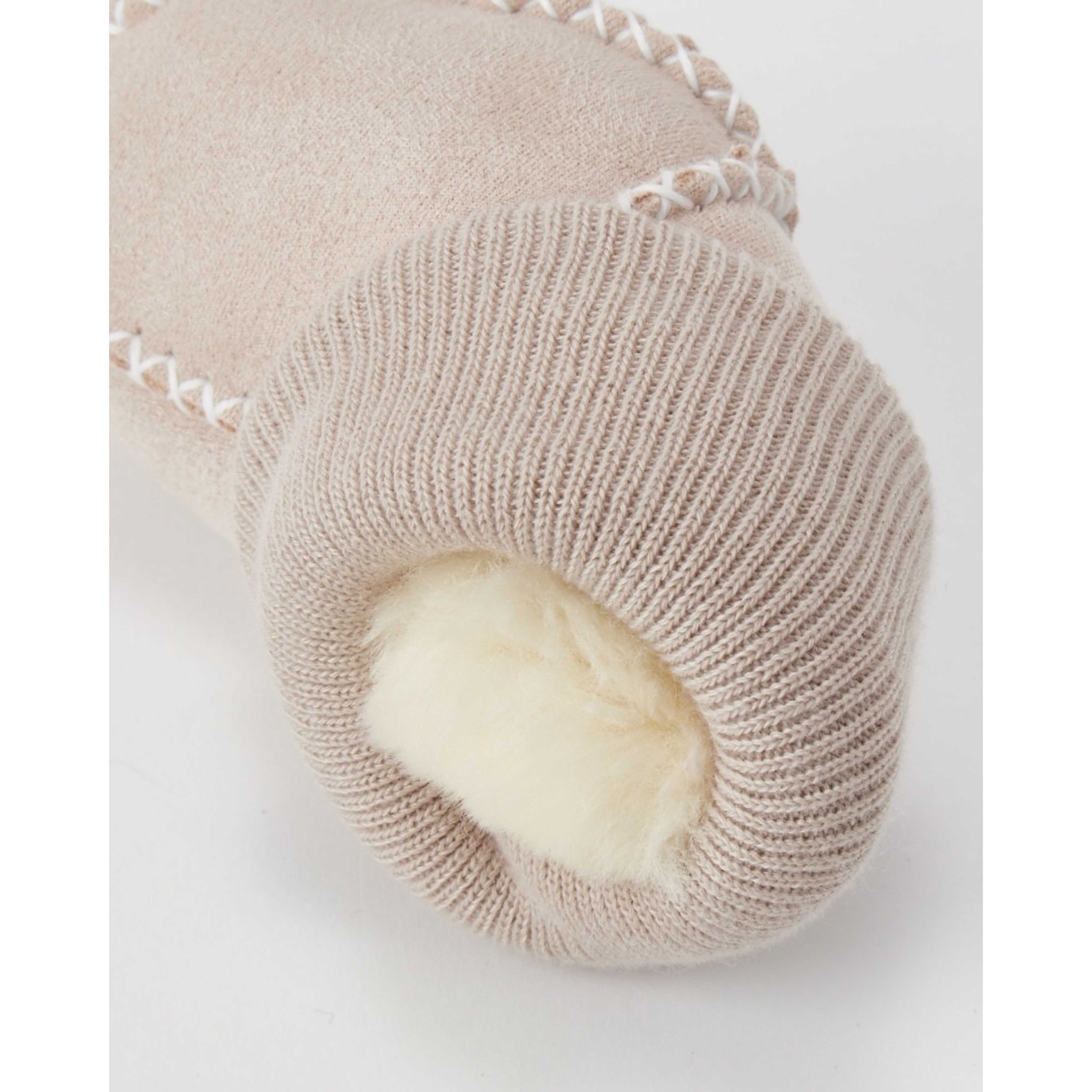 Cosy Mocs, från BabyMocs, i färgen beige. Klicka för att öppna bilden i stort format