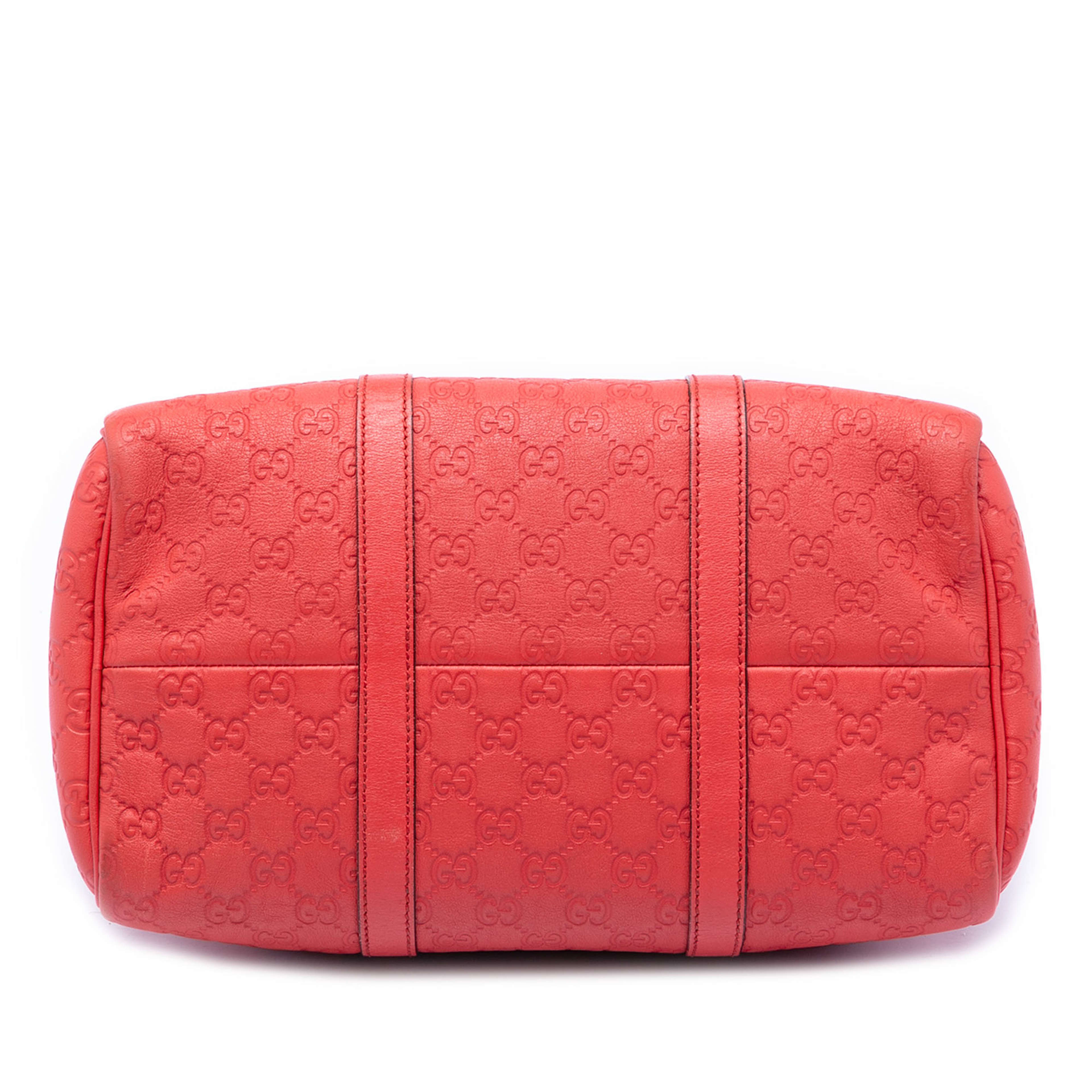 Gucci Medium Guccissima Joy Boston Bag, från Luxclusif, i färgen red. Klicka för att öppna bilden i stort format