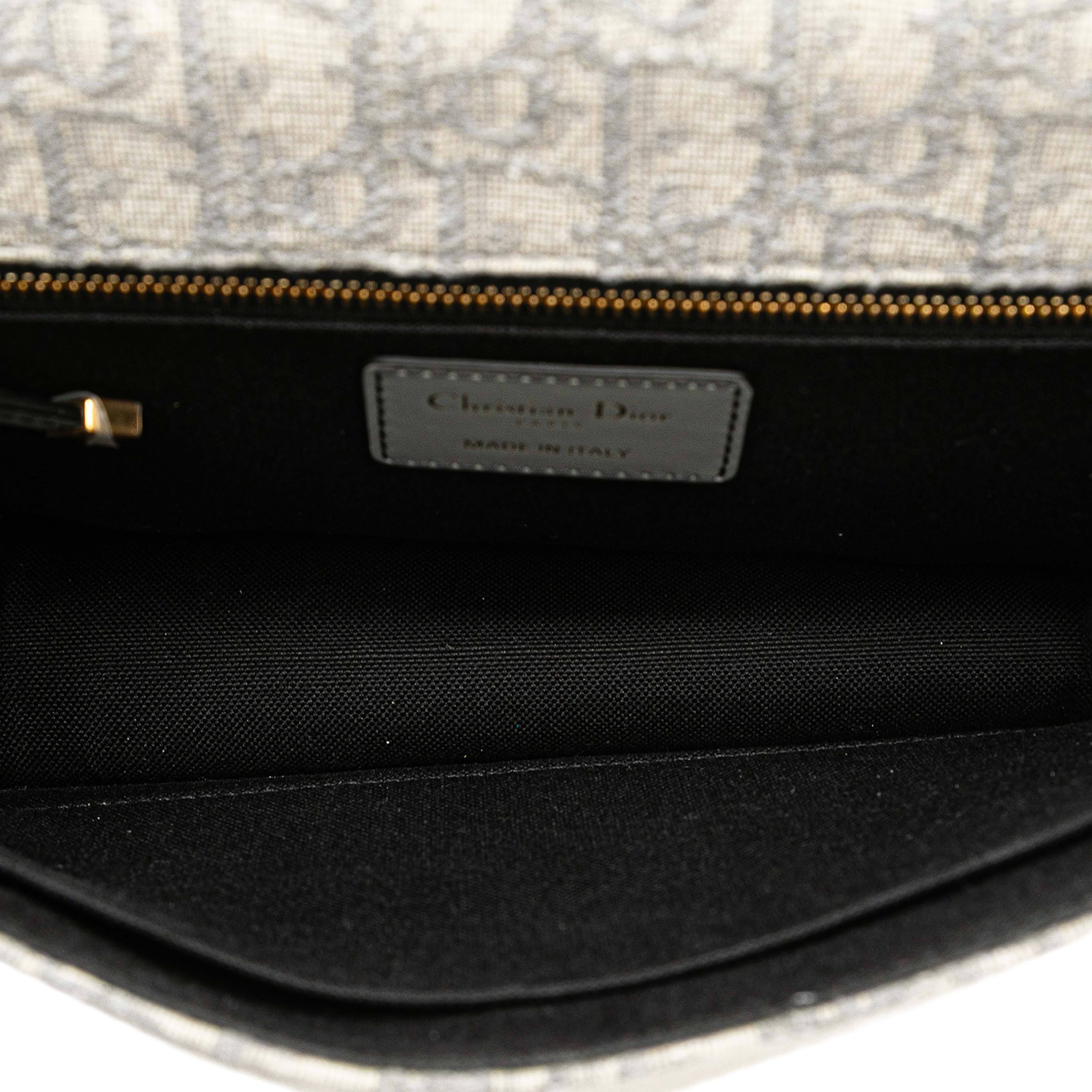 Dior Medium Oblique Canvas 30 Montaigne Bag, från Luxclusif, i färgen gray. Klicka för att öppna bilden i stort format