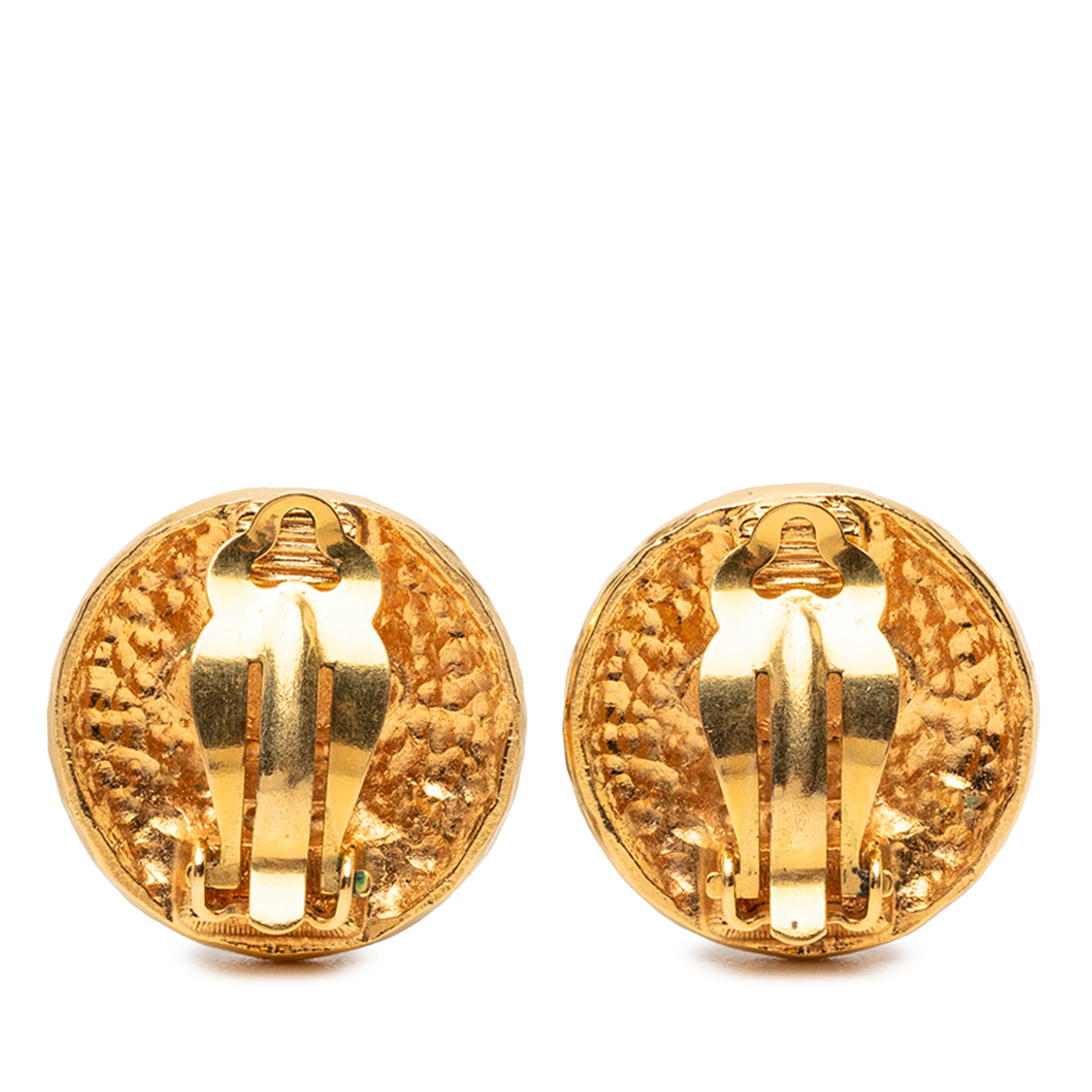 Chanel Gold Plated Medallion Coat Of Arms Clip On Earrings, från Luxclusif, i färgen gold. Klicka för att öppna bilden i stort format