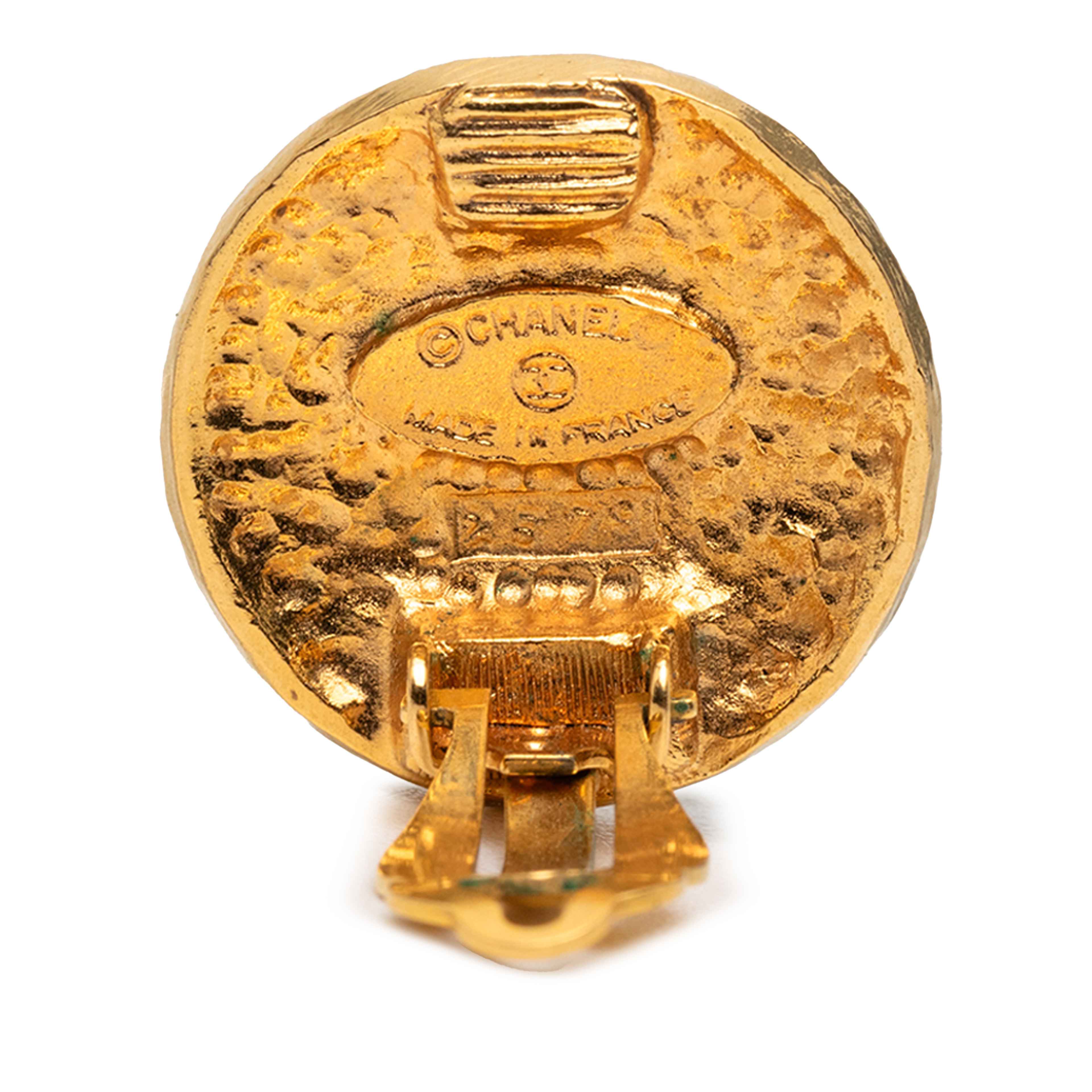 Chanel Gold Plated Medallion Coat Of Arms Clip On Earrings, från Luxclusif, i färgen guld. Klicka för att öppna bilden i stort format