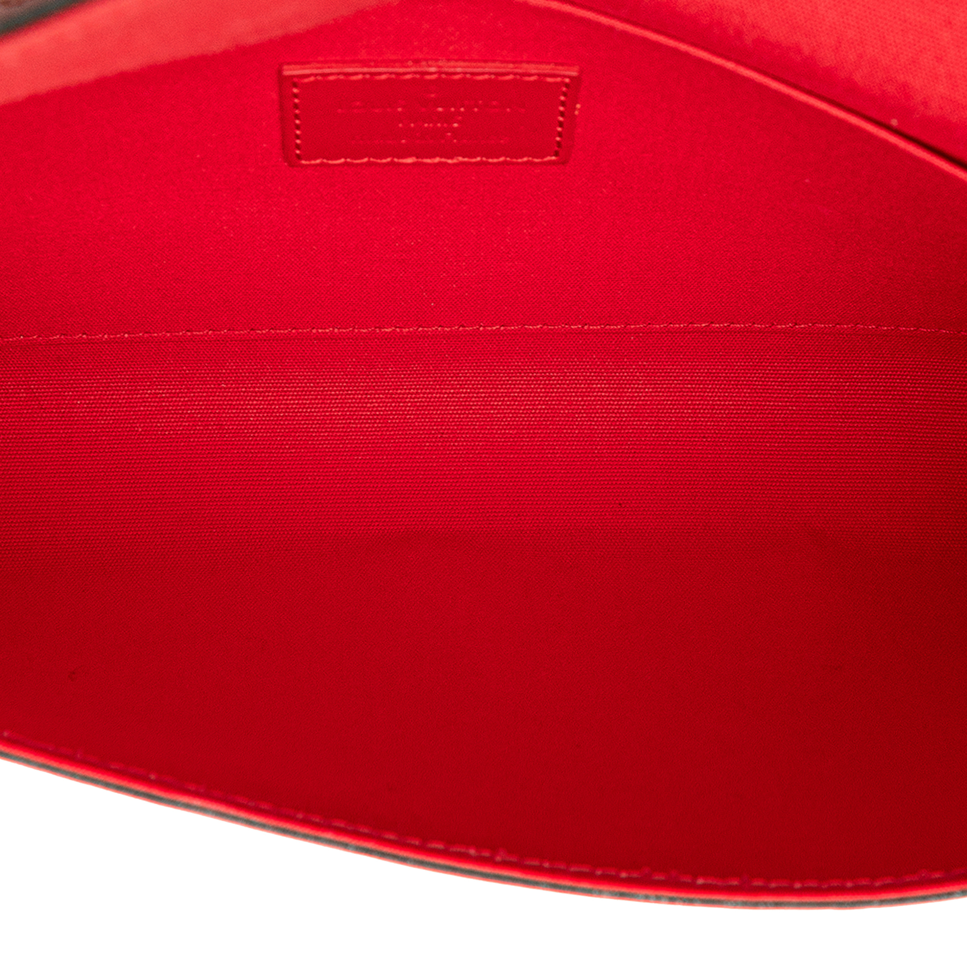 Louis Vuitton Monogram Vernis Pochette Felicie, från Luxclusif, i färgen red. Klicka för att öppna bilden i stort format