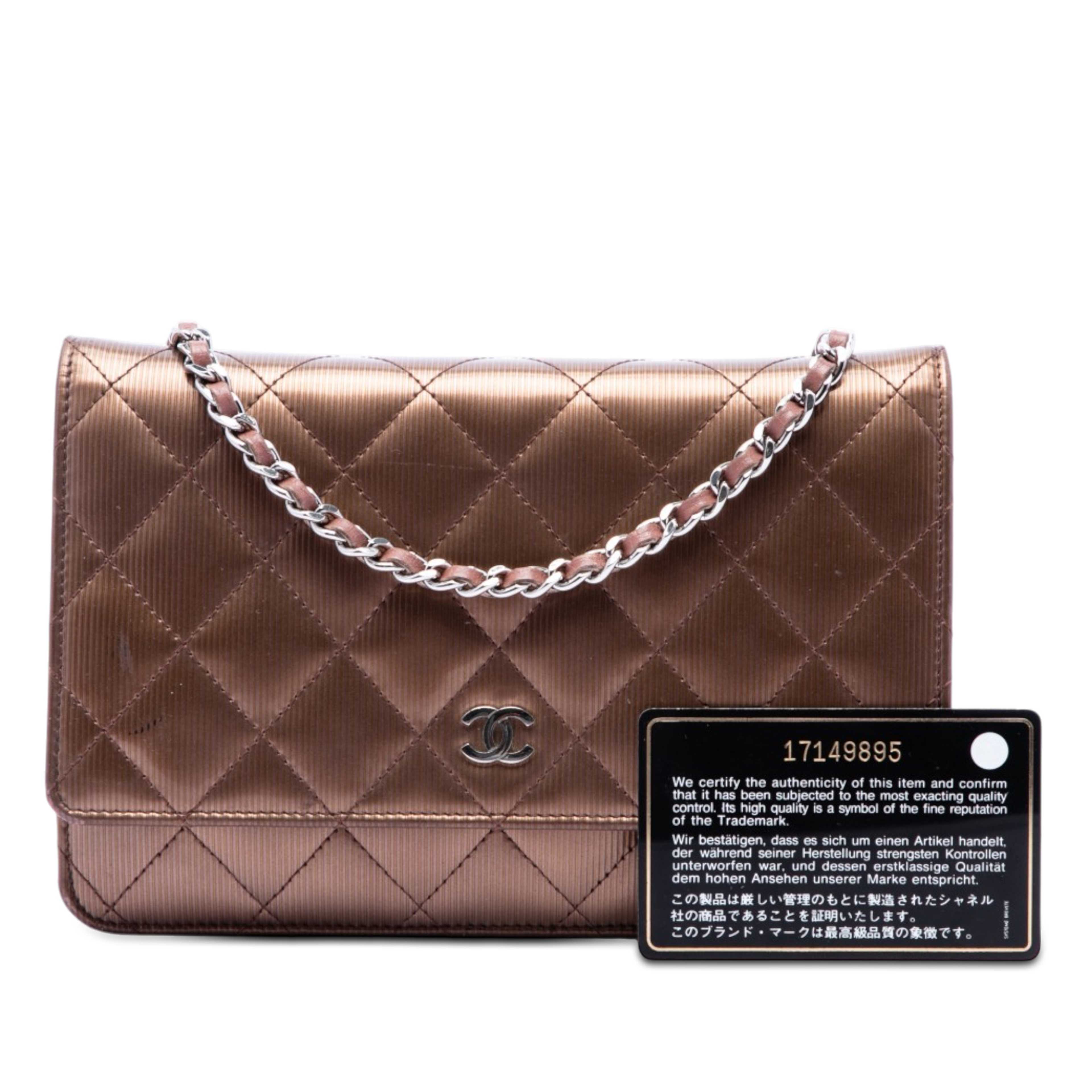 Chanel Cc Quilted Striated Metallic Patent Wallet On Chain, från Luxclusif, i färgen brun. Klicka för att öppna bilden i stort format