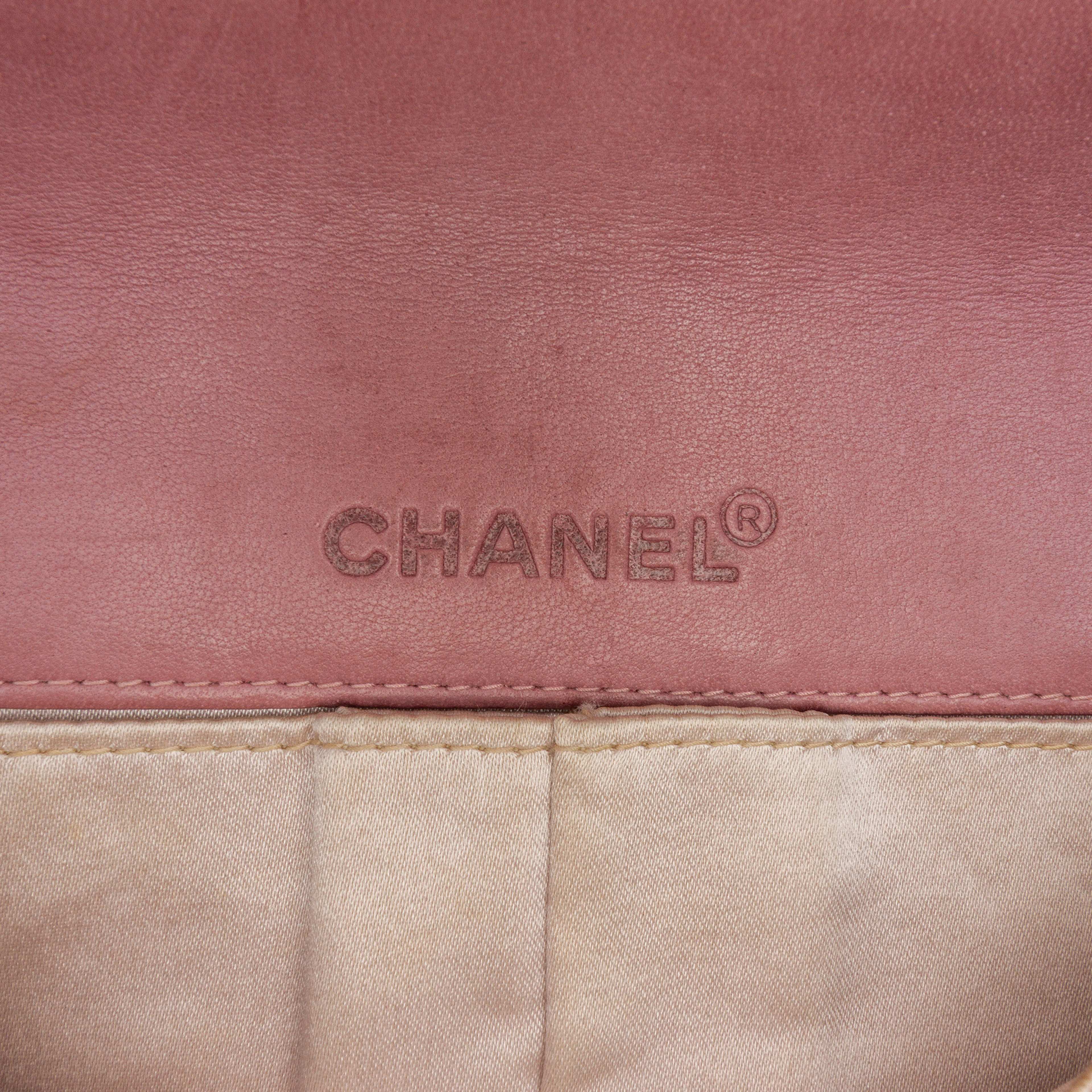 Chanel New Travel Line Nylon East West Flap, från Luxclusif, i färgen pink. Klicka för att öppna bilden i stort format