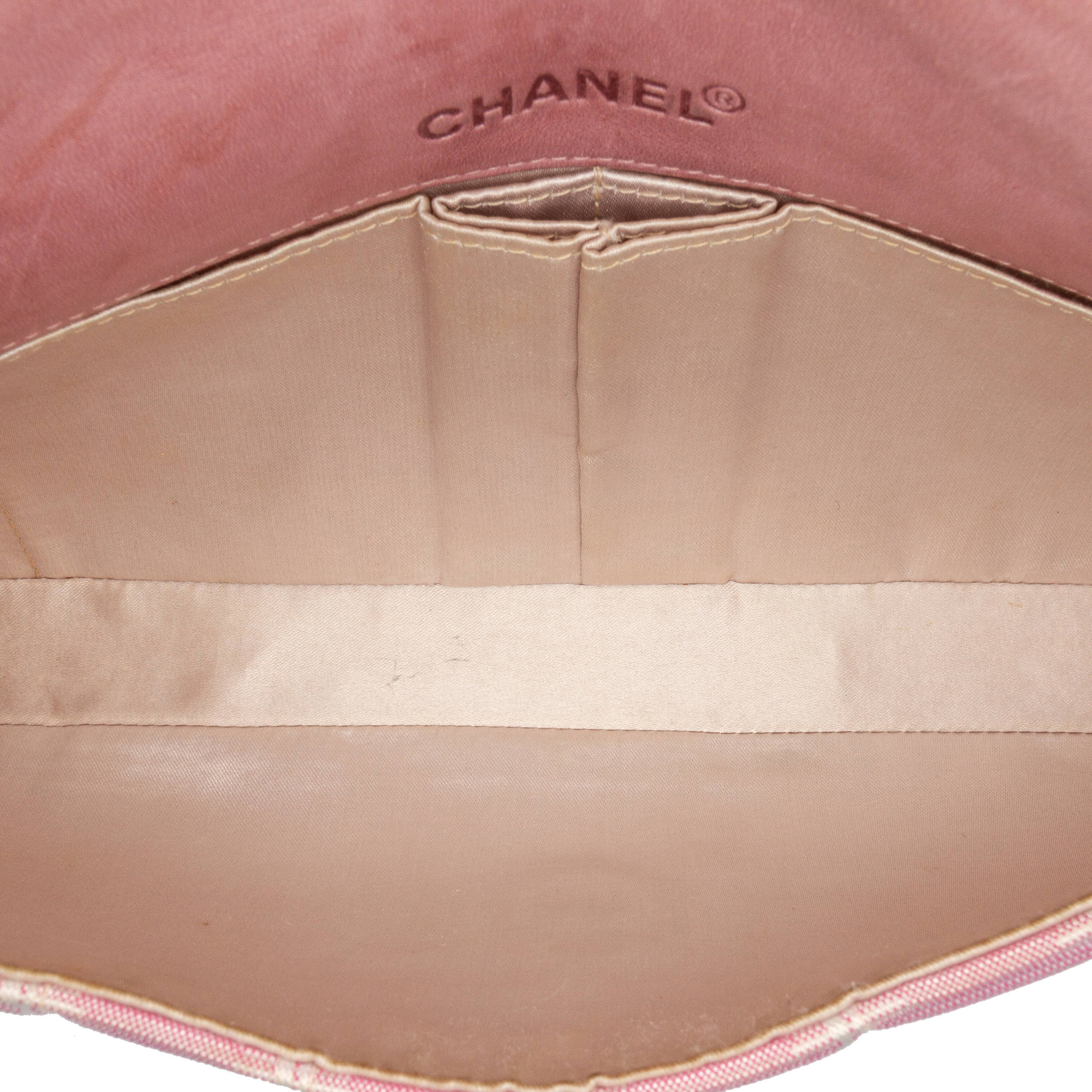 Chanel New Travel Line Nylon East West Flap, från Luxclusif, i färgen pink. Klicka för att öppna bilden i stort format