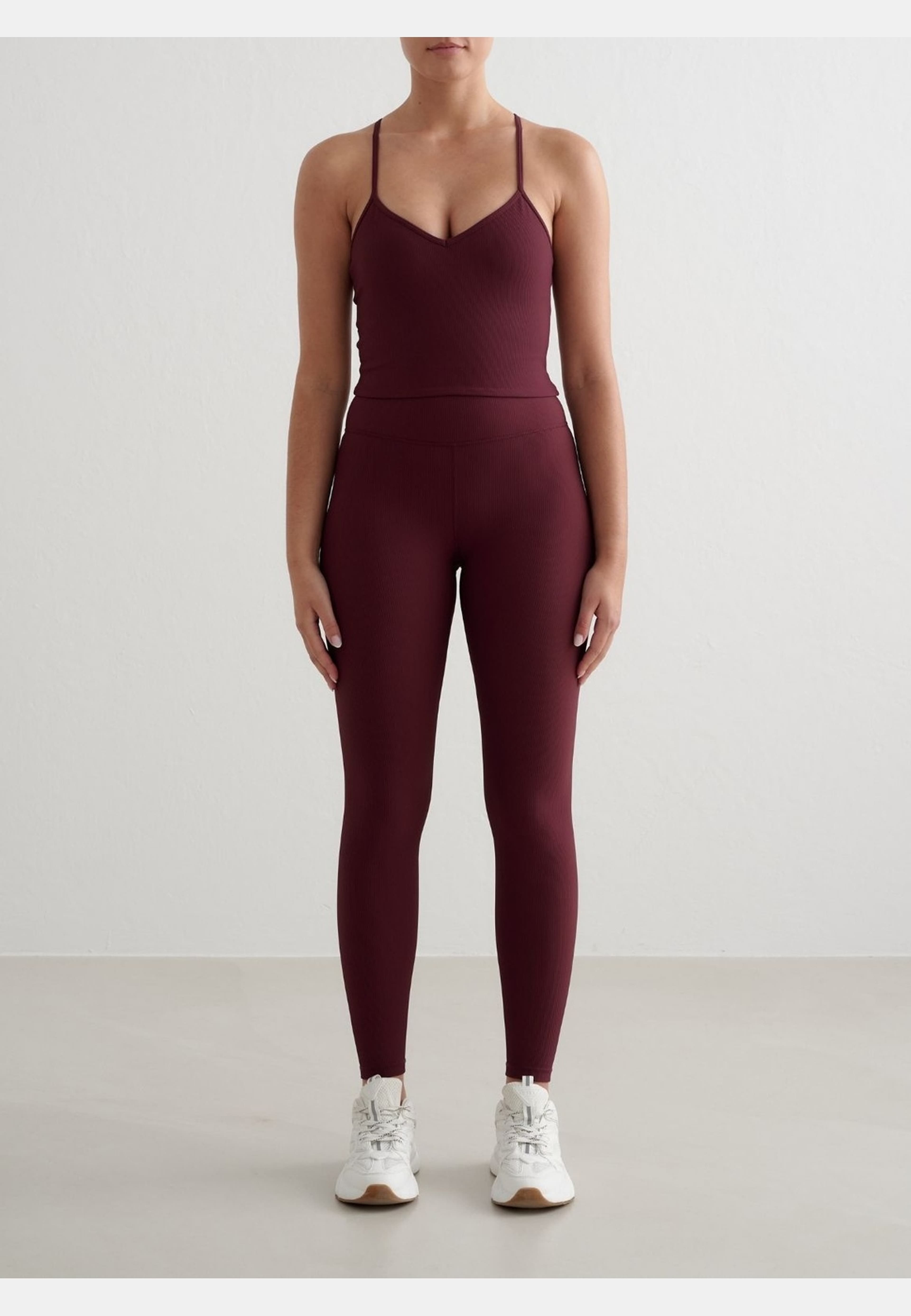 Ribbed Performance Bralette, från aim'n, i färgen cherry. Klicka för att öppna bilden i stort format