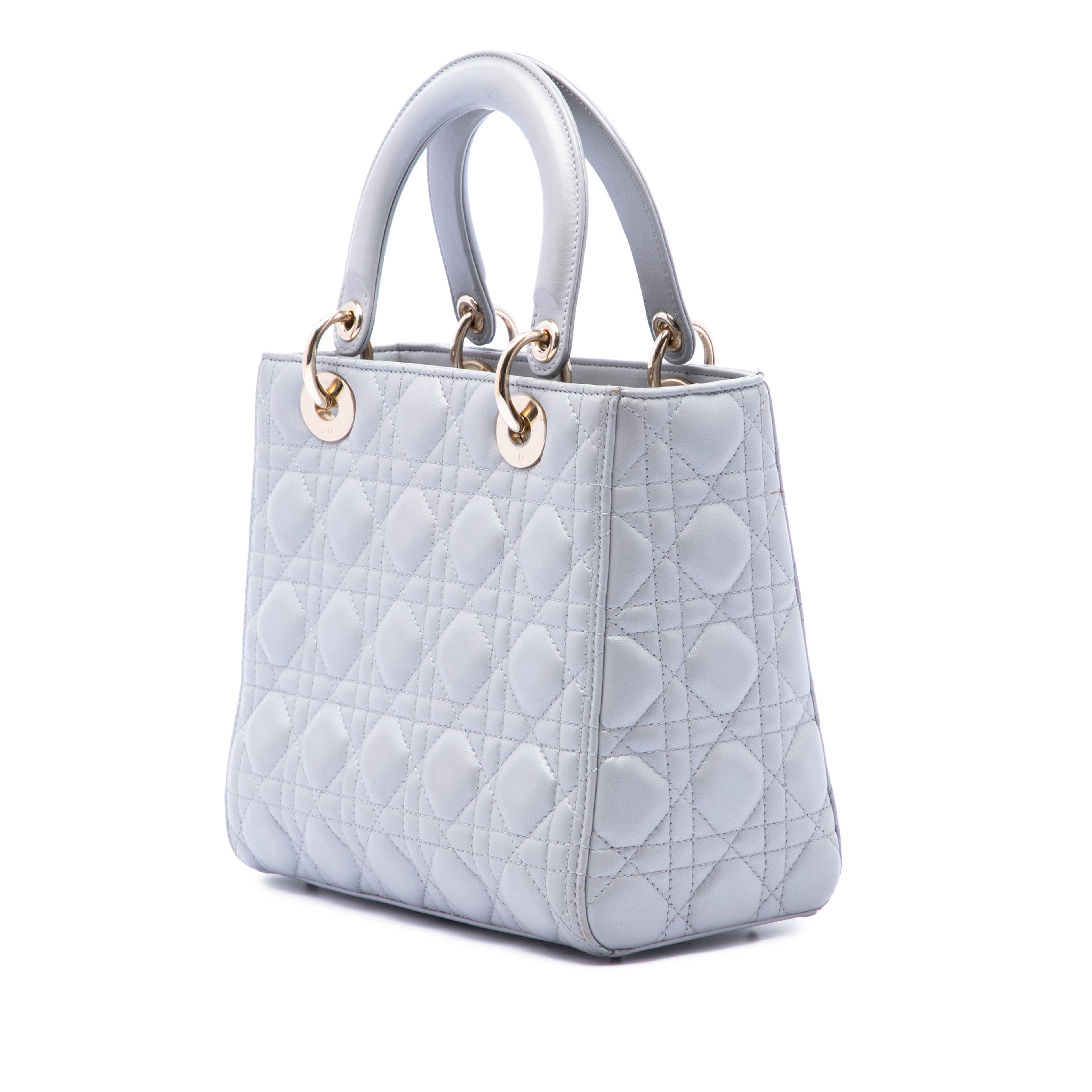 Dior Medium Pearlescent Lambskin Cannage Lady Dior, från Luxclusif, i färgen grå. Klicka för att öppna bilden i stort format
