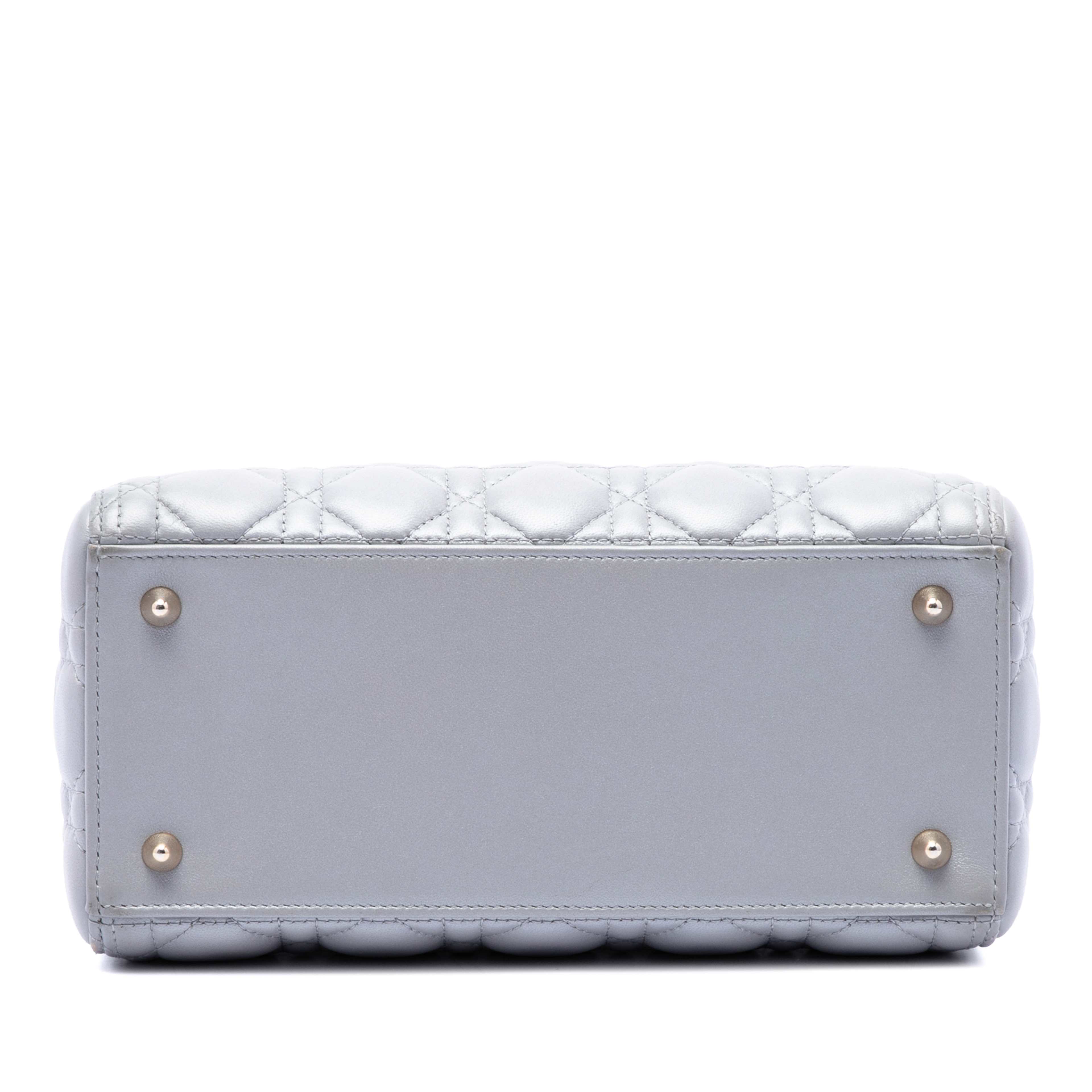 Dior Medium Pearlescent Lambskin Cannage Lady Dior, från Luxclusif, i färgen grå. Klicka för att öppna bilden i stort format