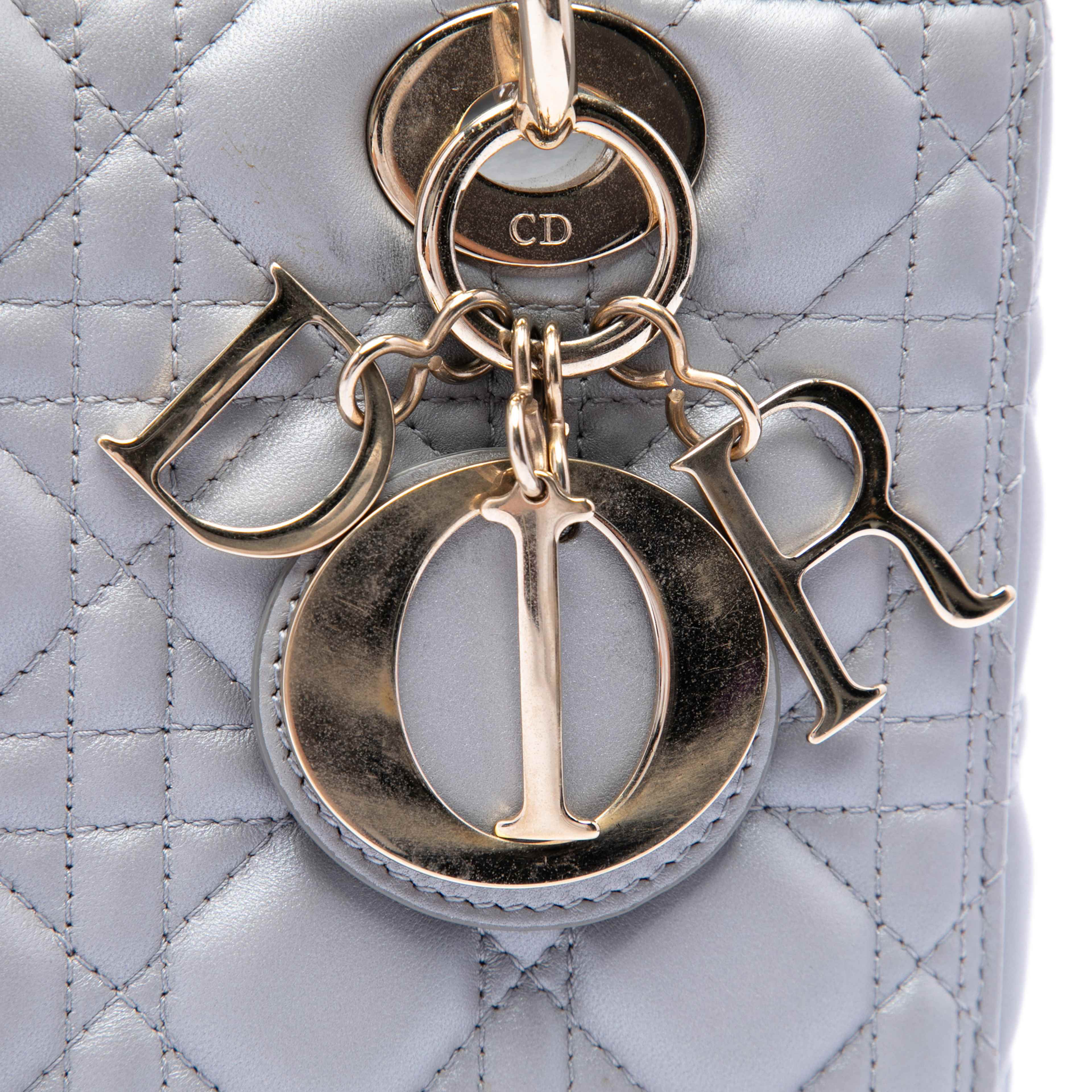 Dior Medium Pearlescent Lambskin Cannage Lady Dior, från Luxclusif, i färgen grå. Klicka för att öppna bilden i stort format