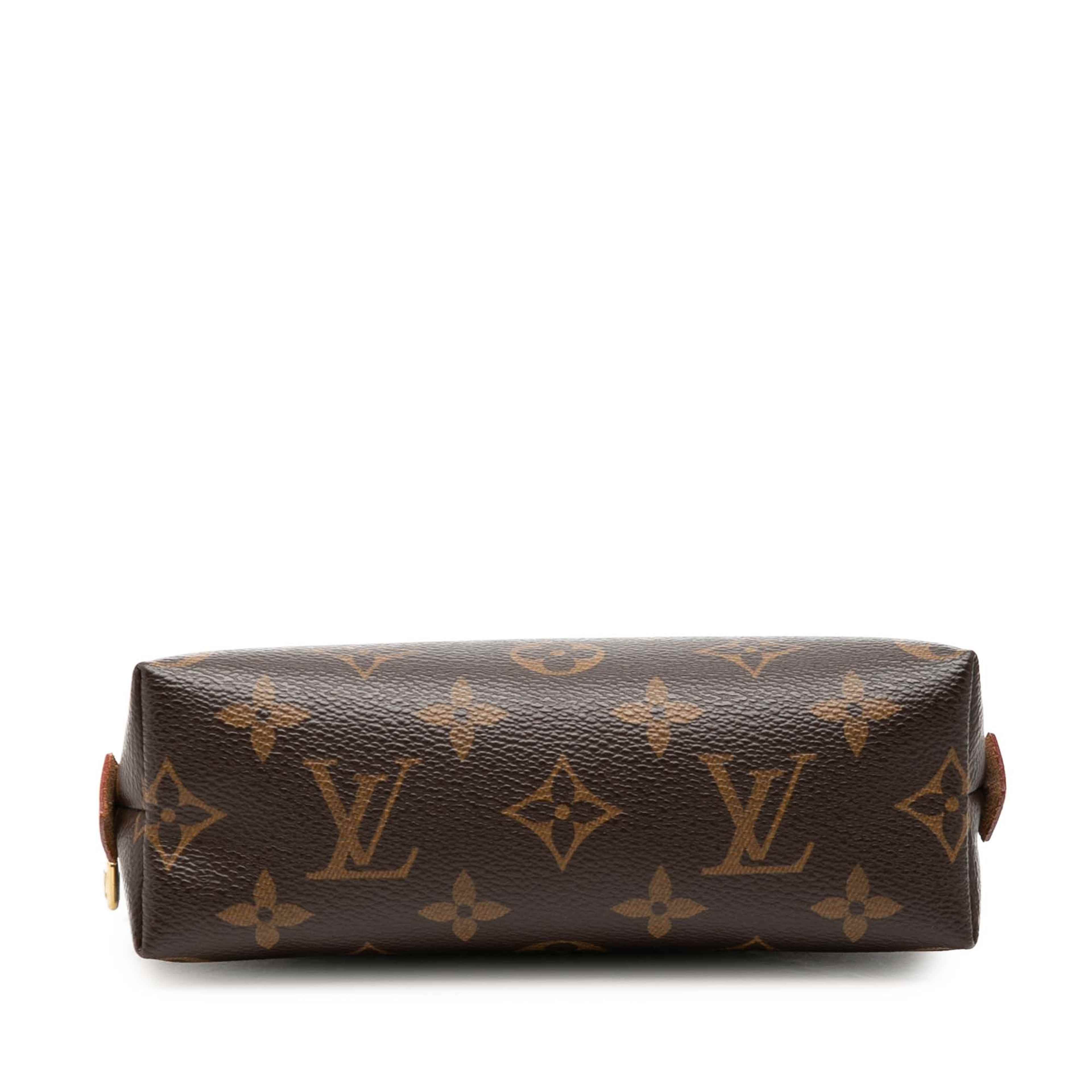 Louis Vuitton Monogram Cosmetic Pouch Pm, från Luxclusif, i färgen brun. Klicka för att öppna bilden i stort format