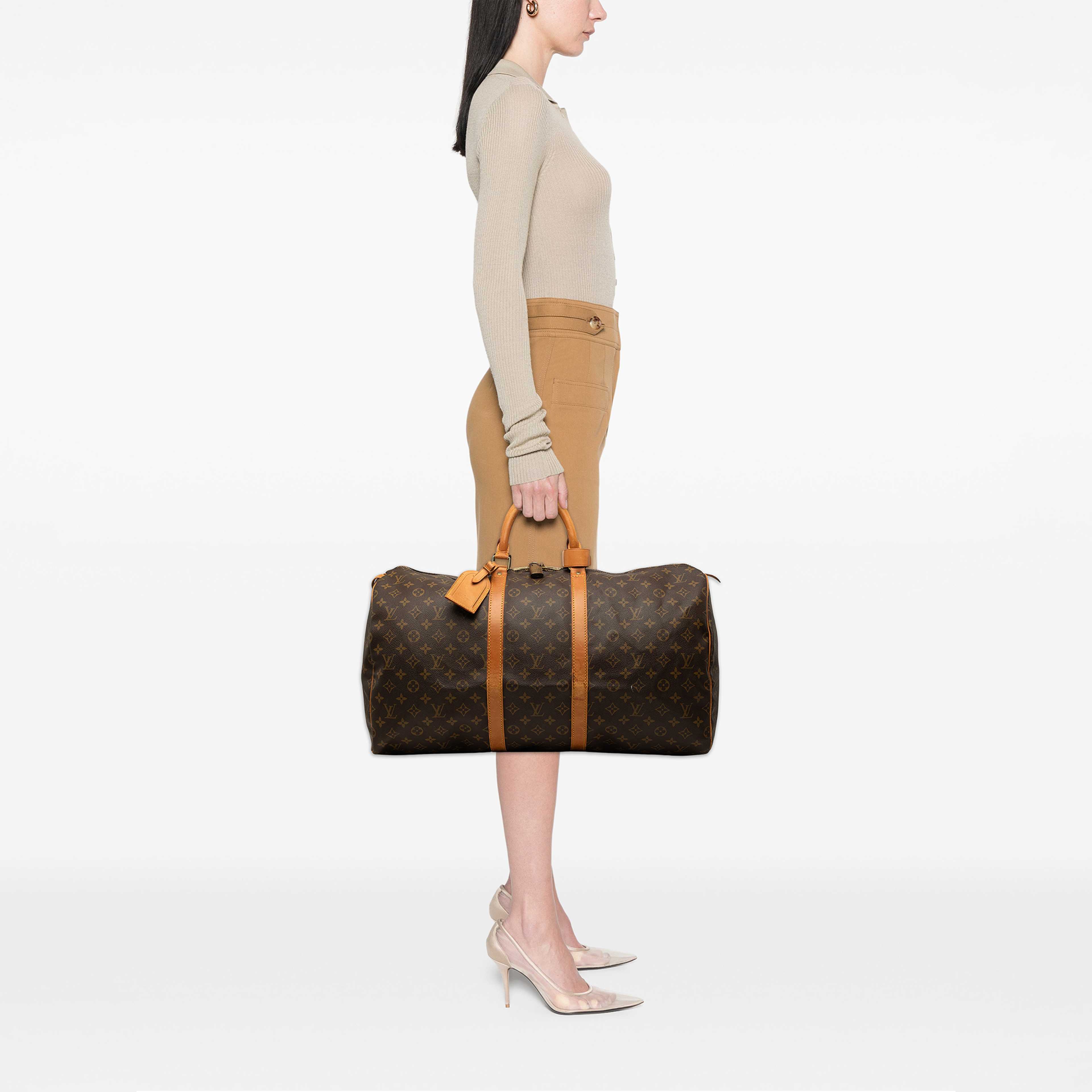 Louis Vuitton Monogram Keepall 55, från Luxclusif, i färgen brun. Klicka för att öppna bilden i stort format